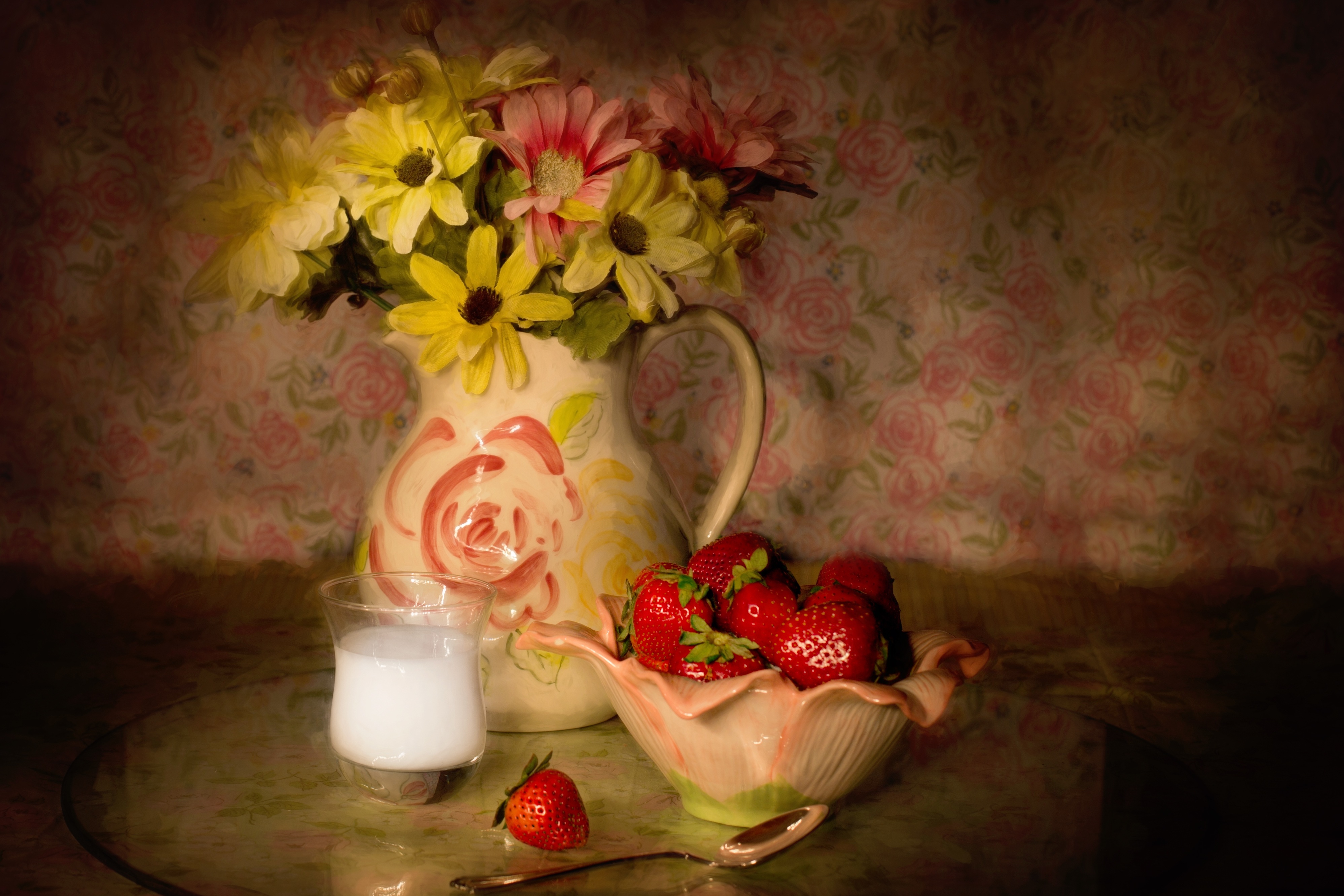 免费照片花瓶里的花和草莓放在桌子上。