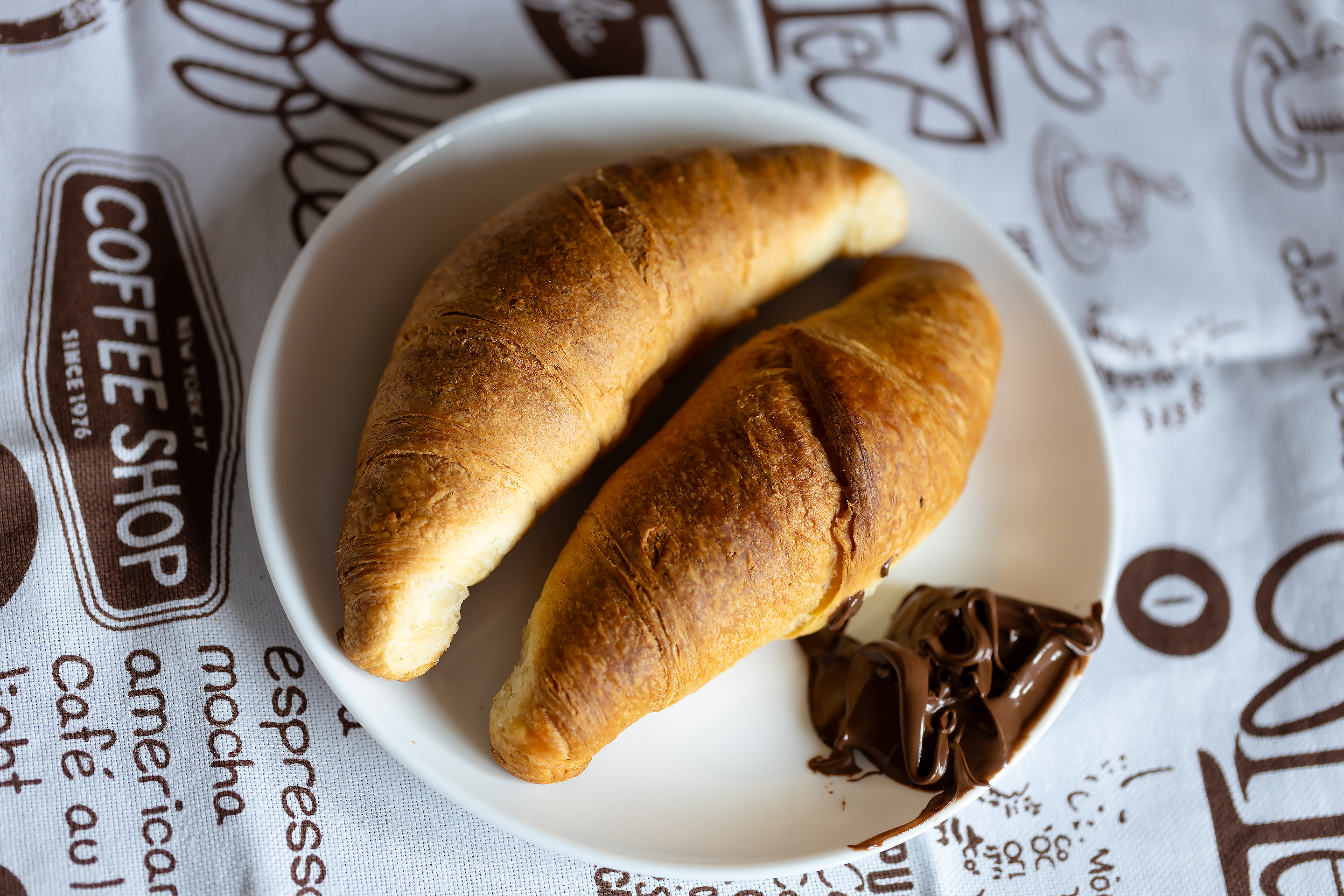 Два круассана на тарелке