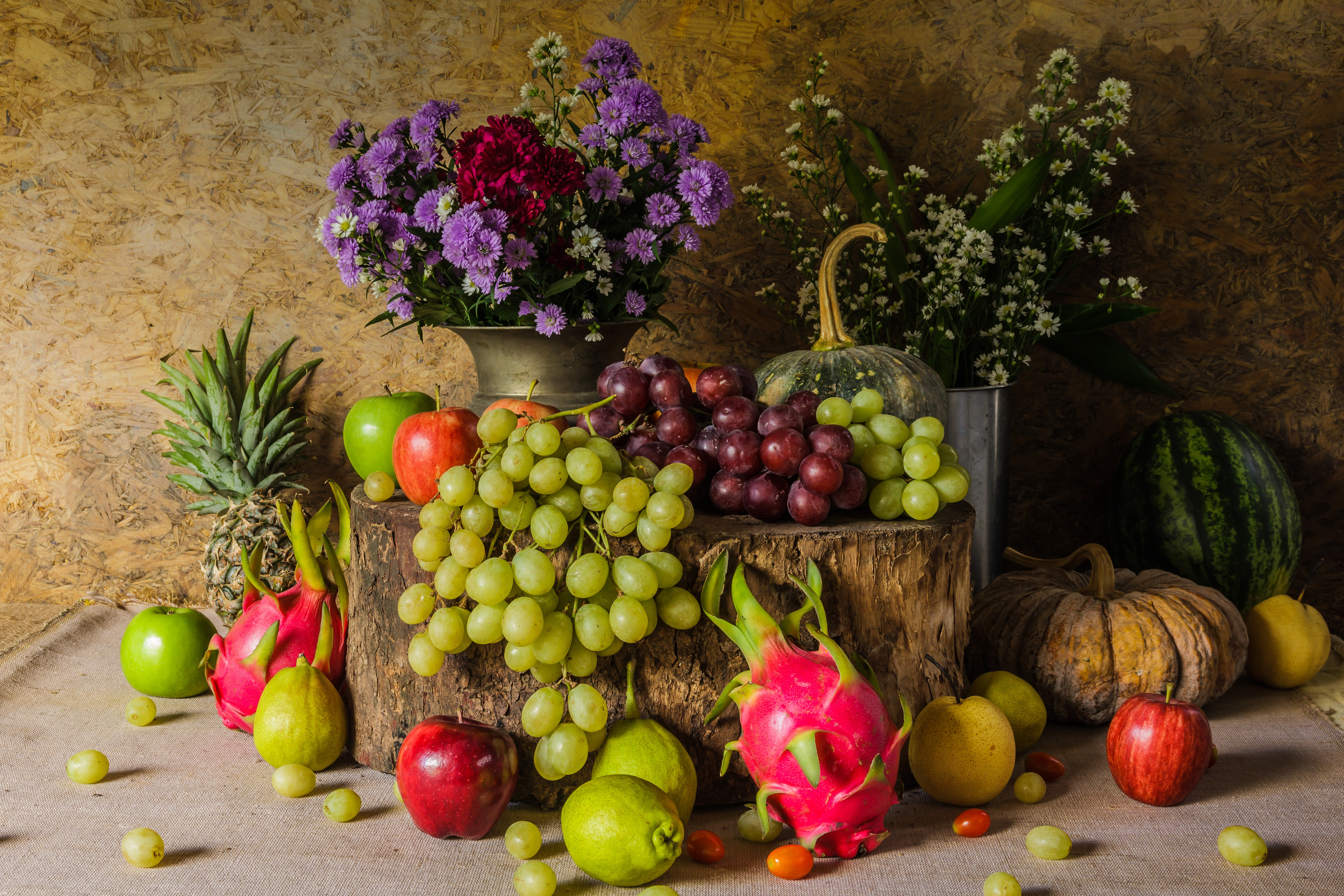 Free photo Flowers and fruit platter