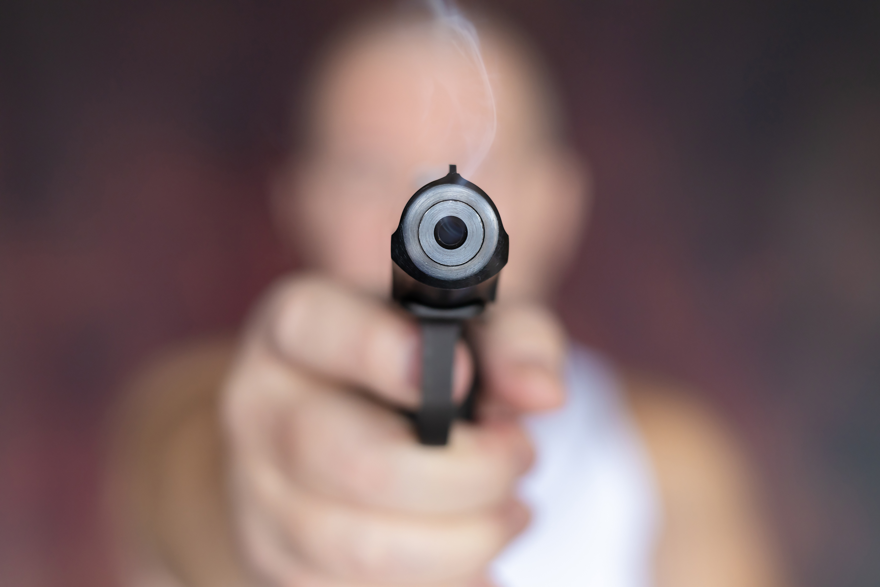 Бесплатное фото Дымок, выходящий из дула пистолета