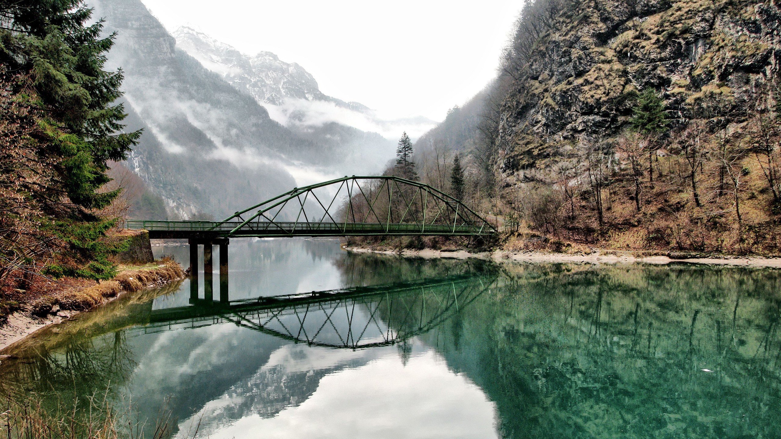 Free photo A bridge connecting the two banks