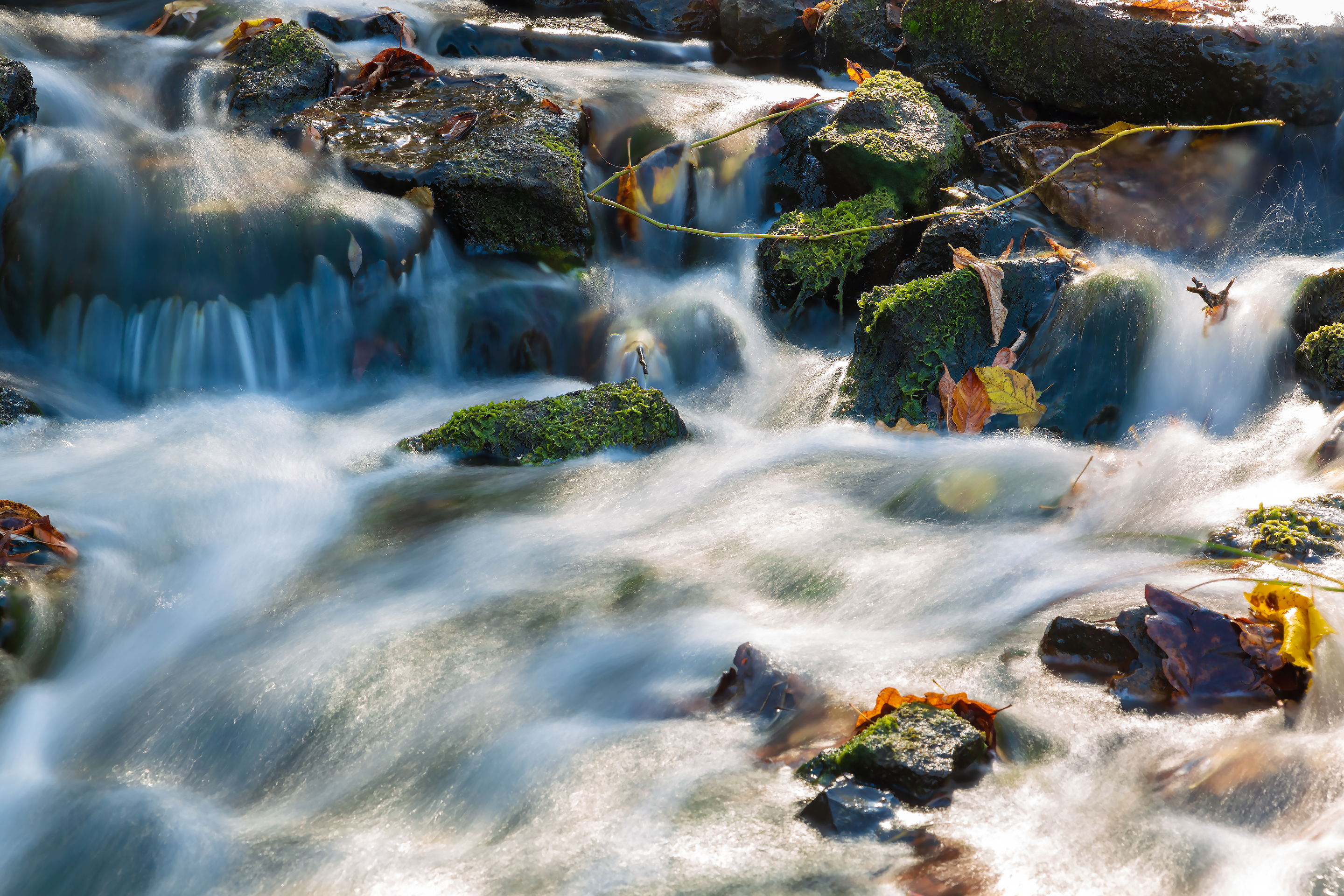 Бесплатное фото Сильное течение воды в ручье