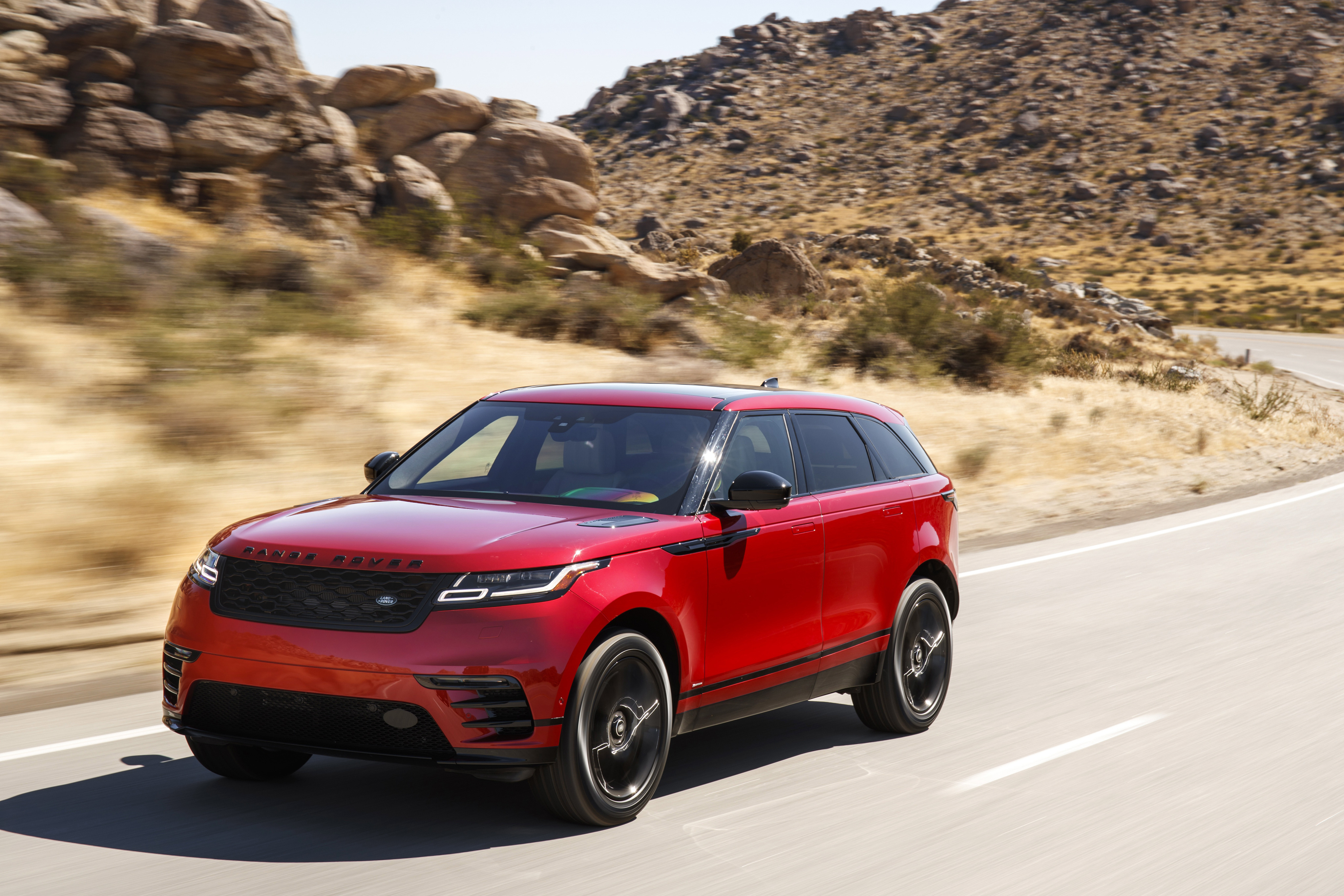 Бесплатное фото Красный Range Rover Velar в движении