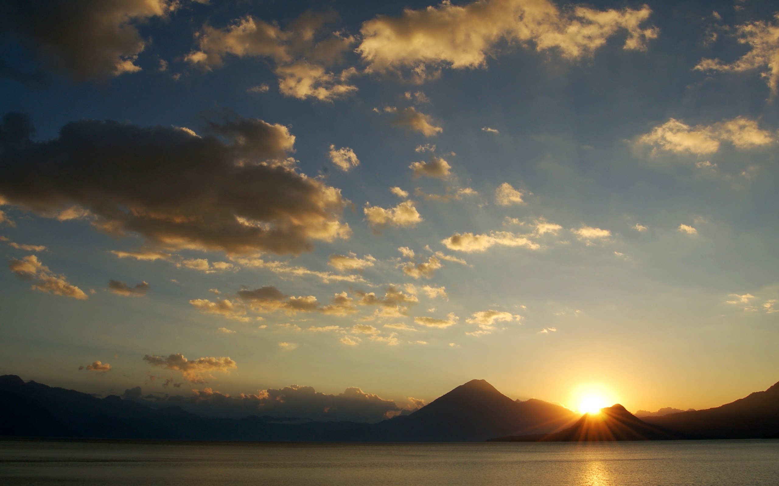 Облака разбросаны по небу