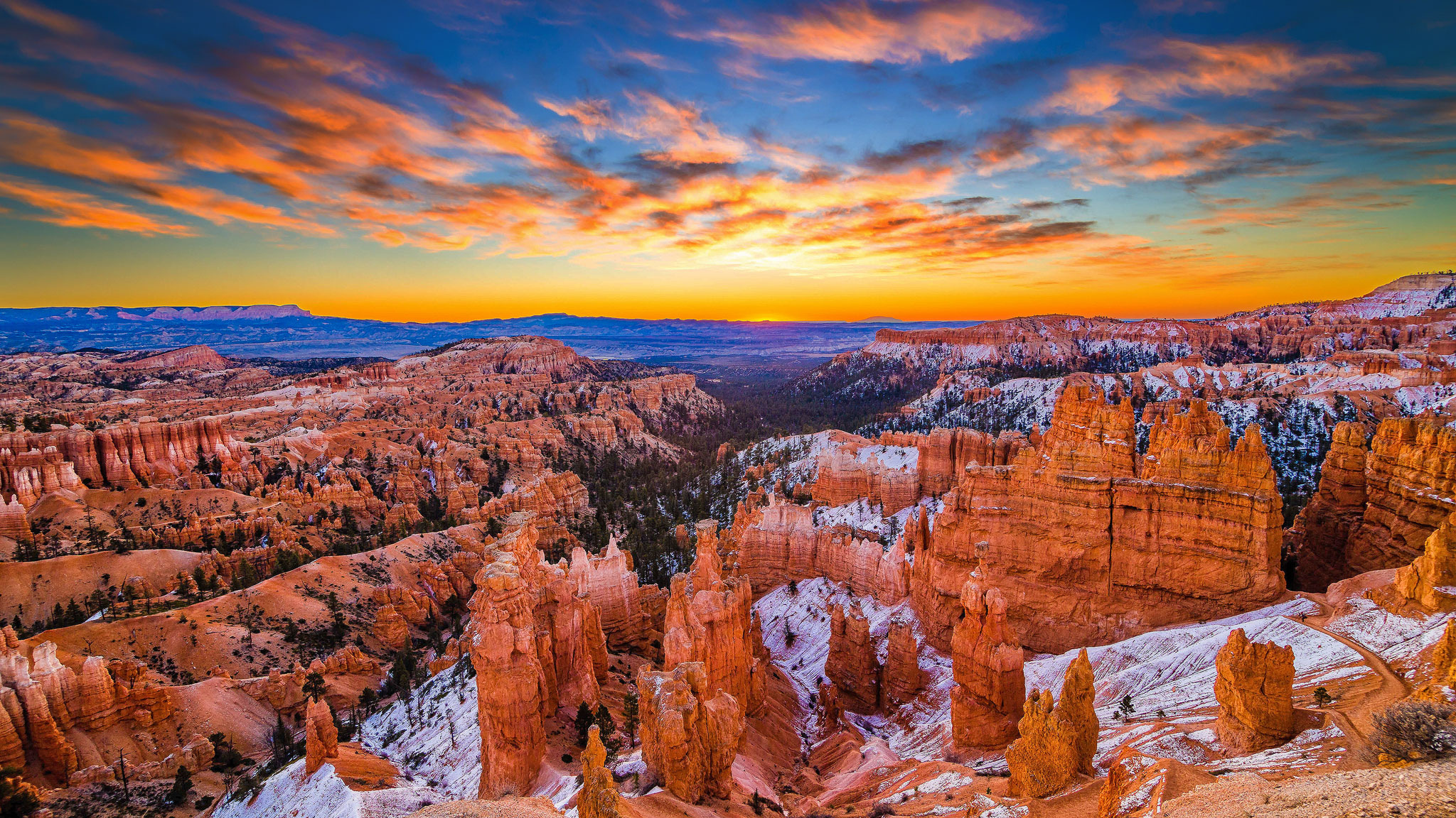 Free photo Winter sunset in the mountains