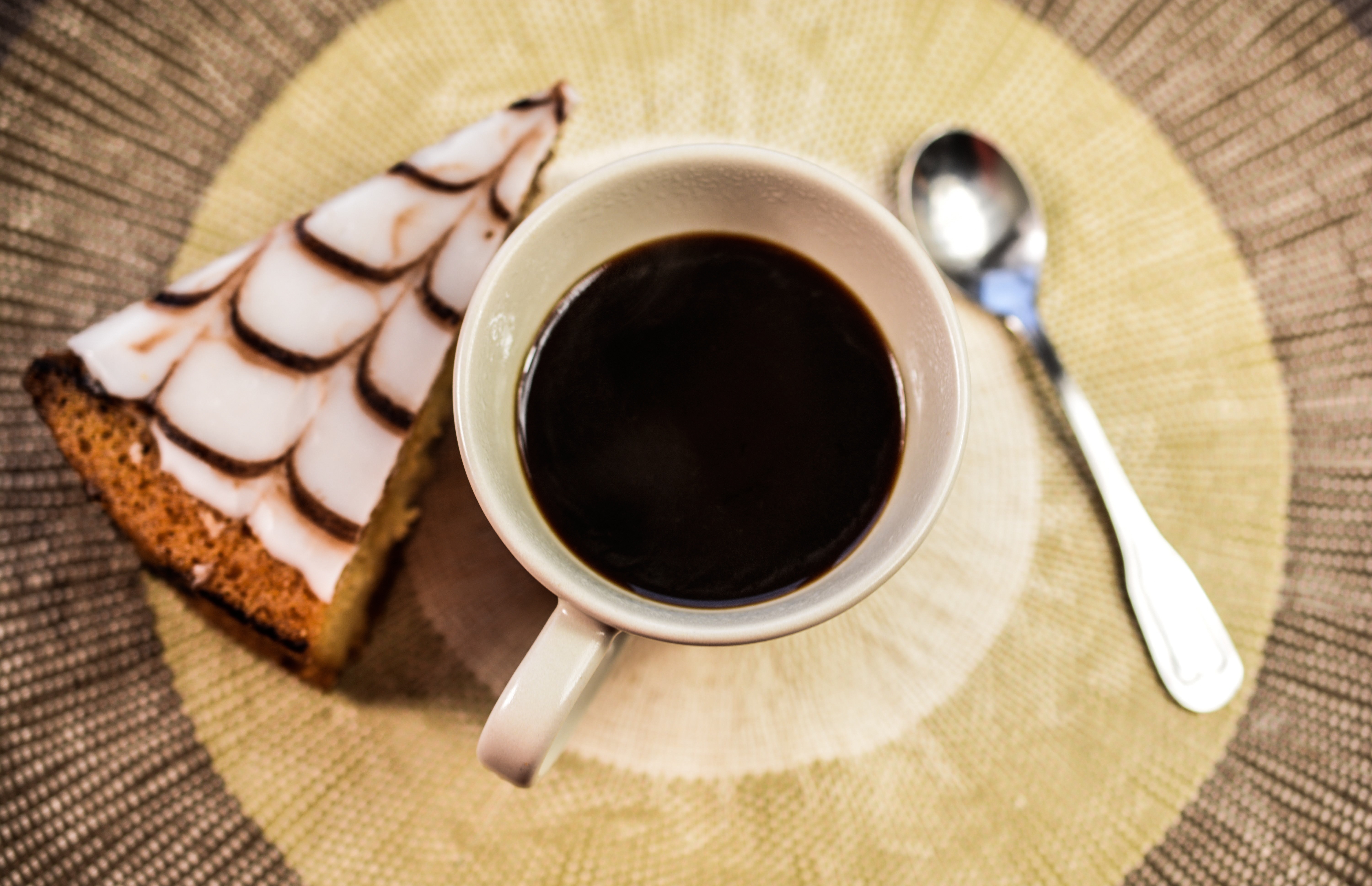 Free photo A piece of cake with a cup of coffee.