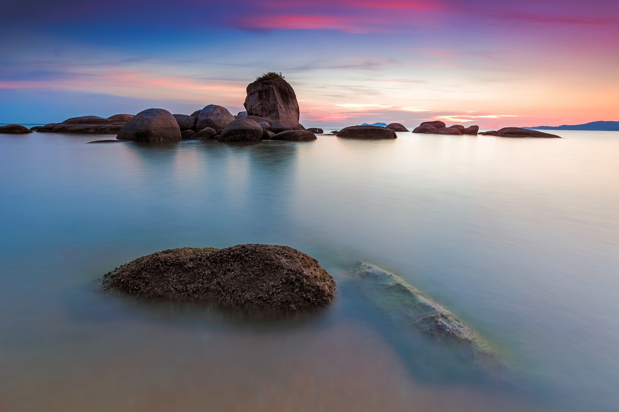 Free photo Large rocks in the shape of cliffs lie in the sea