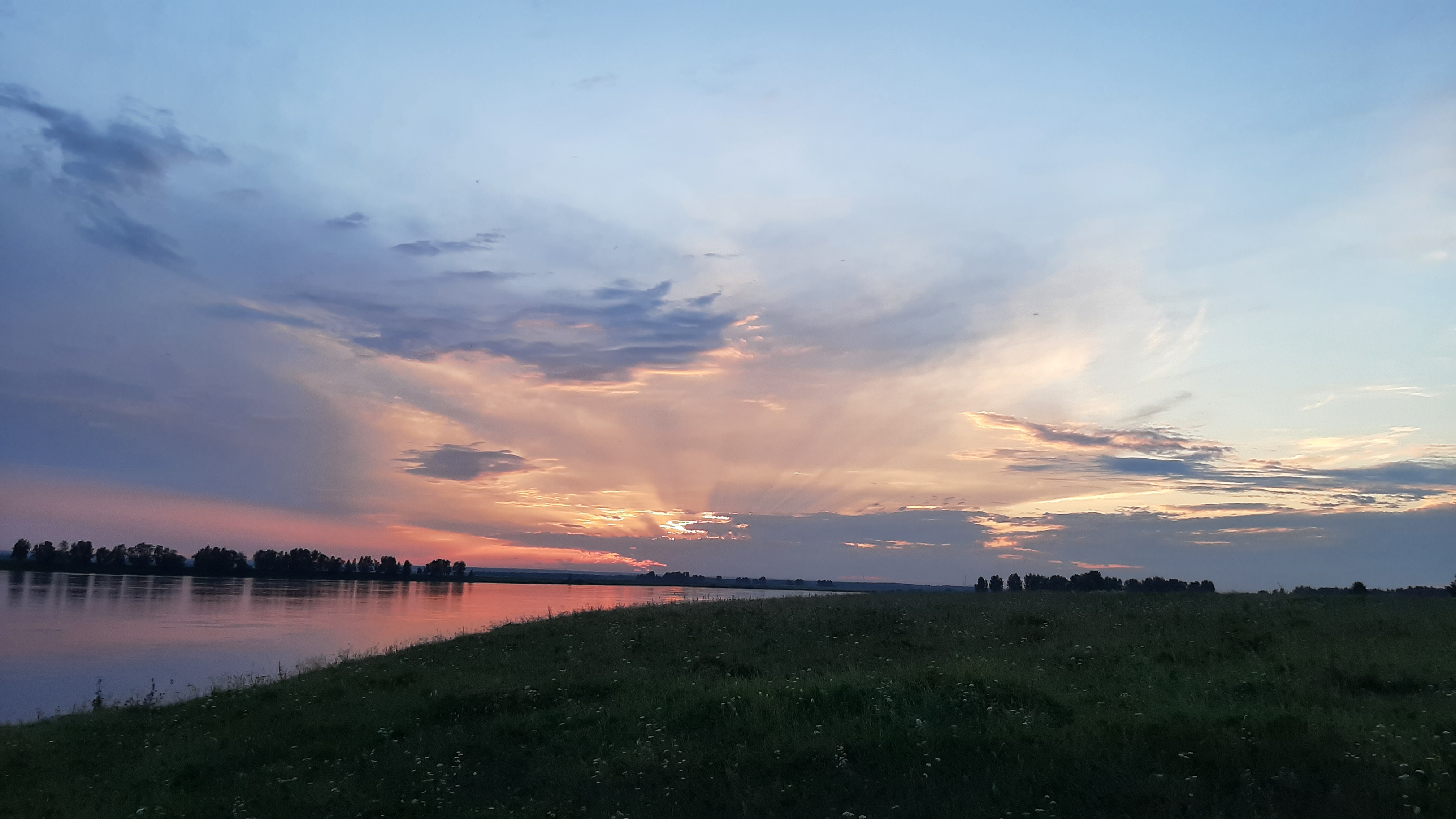 Бесплатное фото Закат на реке Лена поздним летом