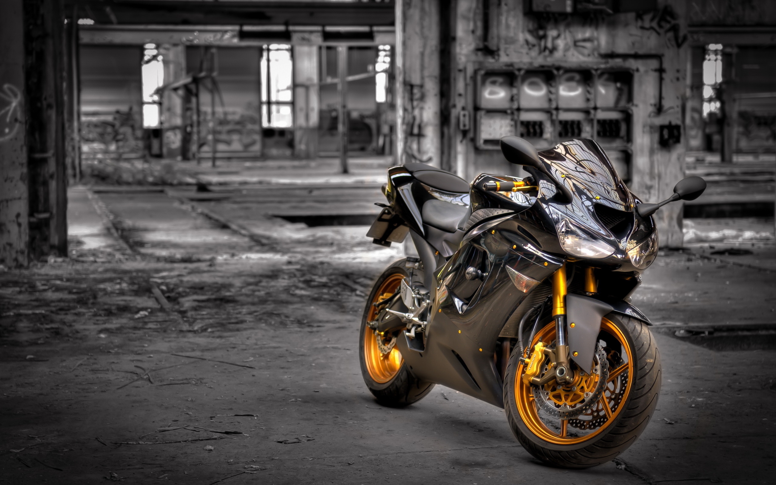 Free photo A black Kawasaki Ninja with gold rims stands abandoned