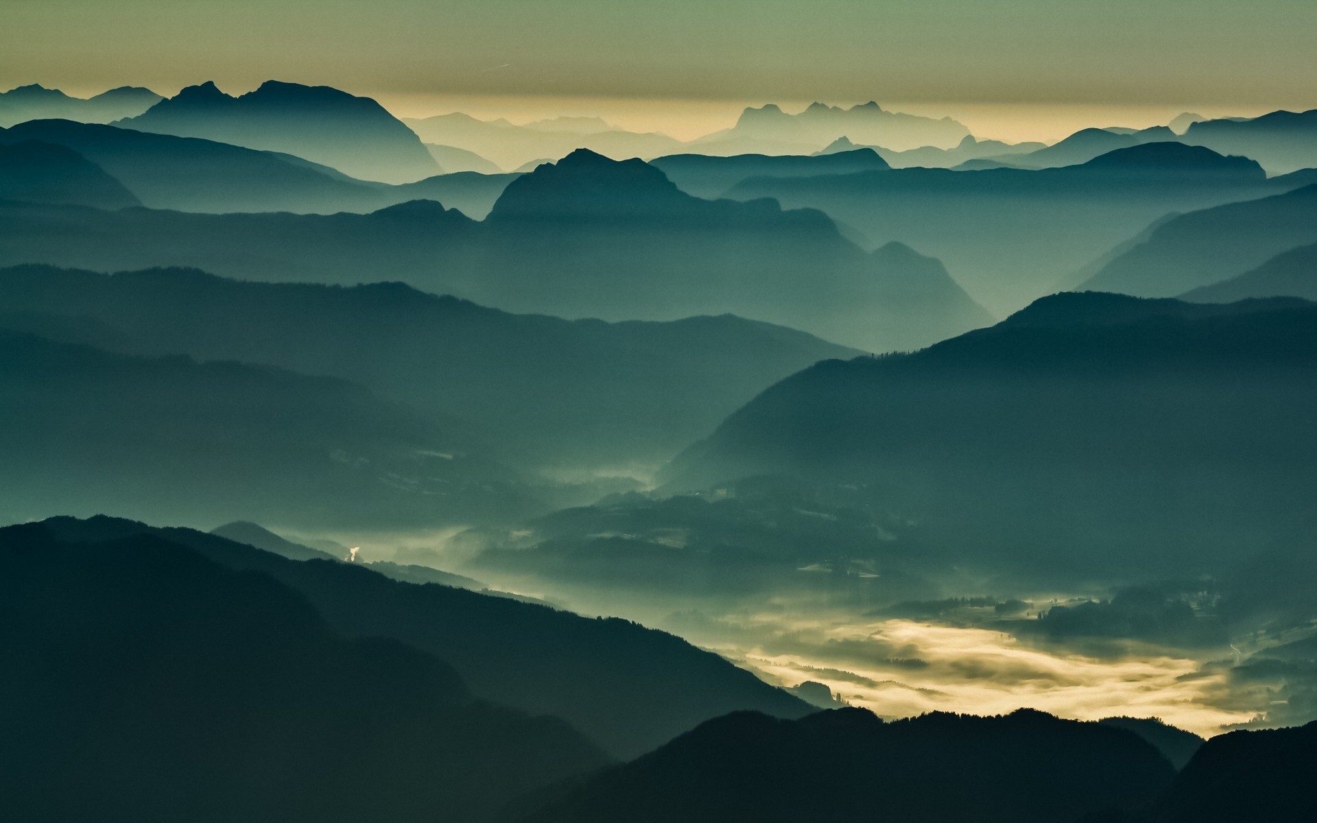 桌面上的壁纸山区 天空 日光