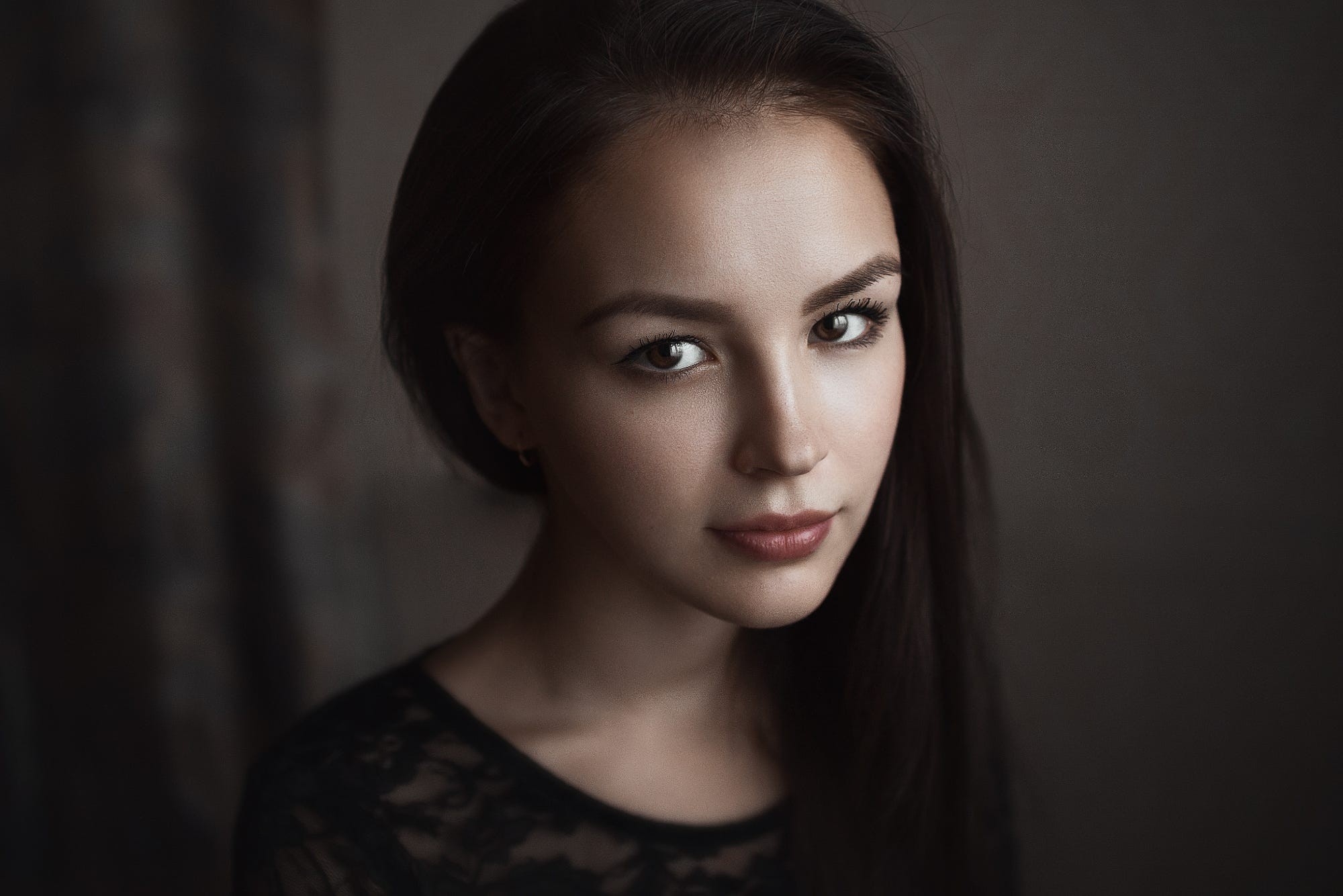 Free photo Portrait of a girl with brown eyes and long hair