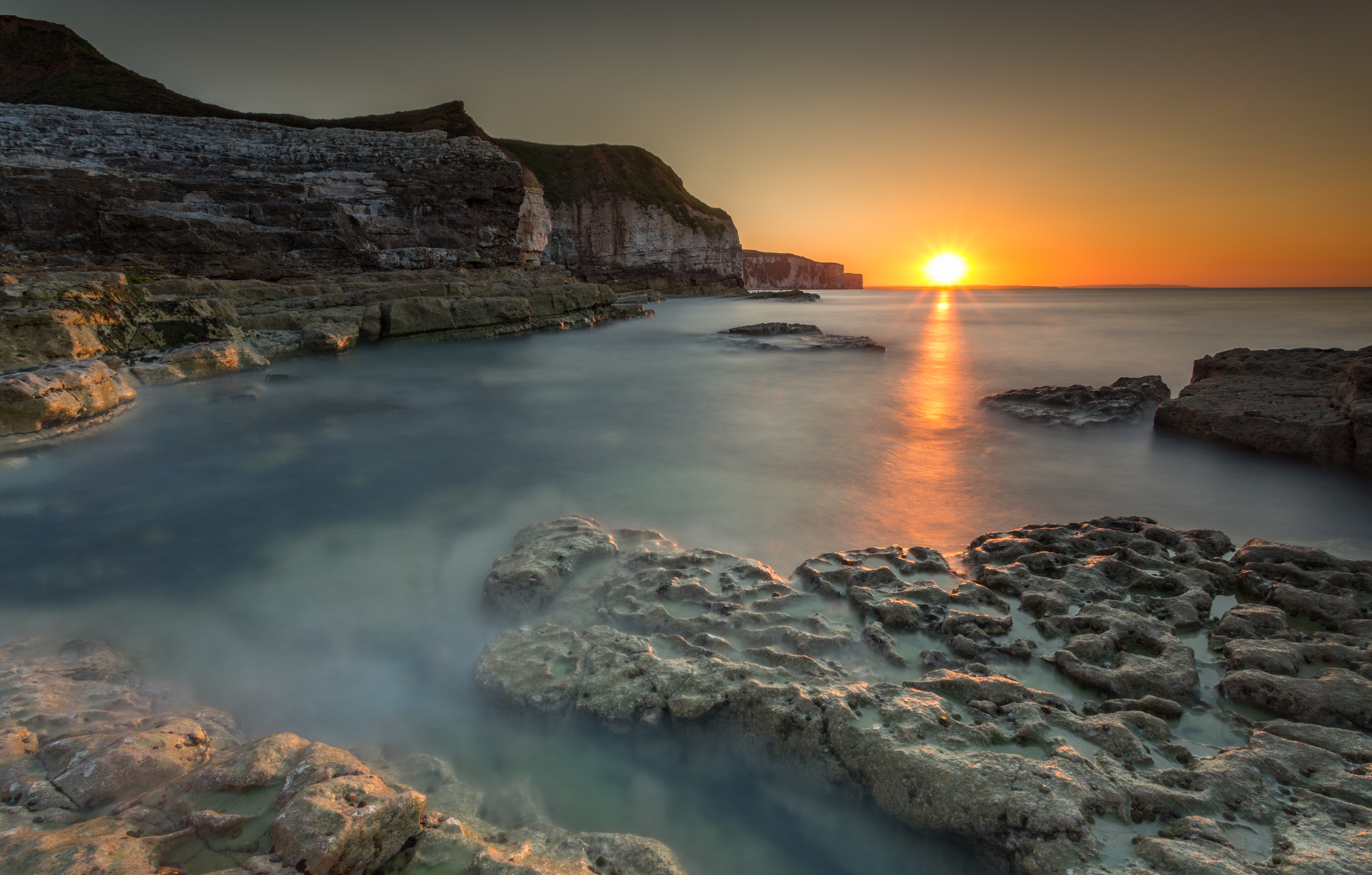 Free photo Seascape with the sun on the horizon