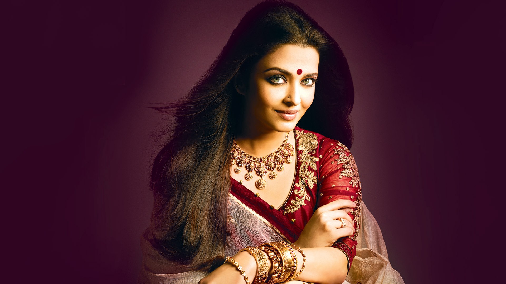 Free photo Dark-haired Aishwarya Rai