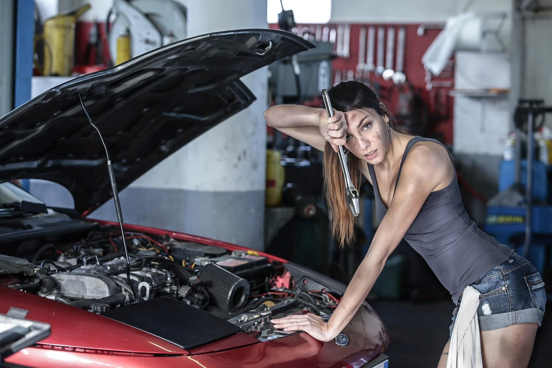 Free photo The girl mechanic in the shop