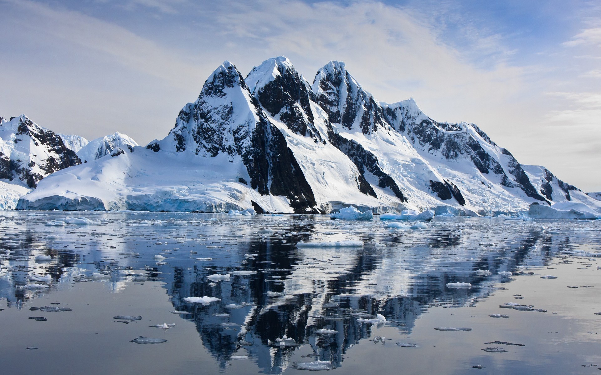 Free photo Snowy mountains on the shores of the Arctic Ocean