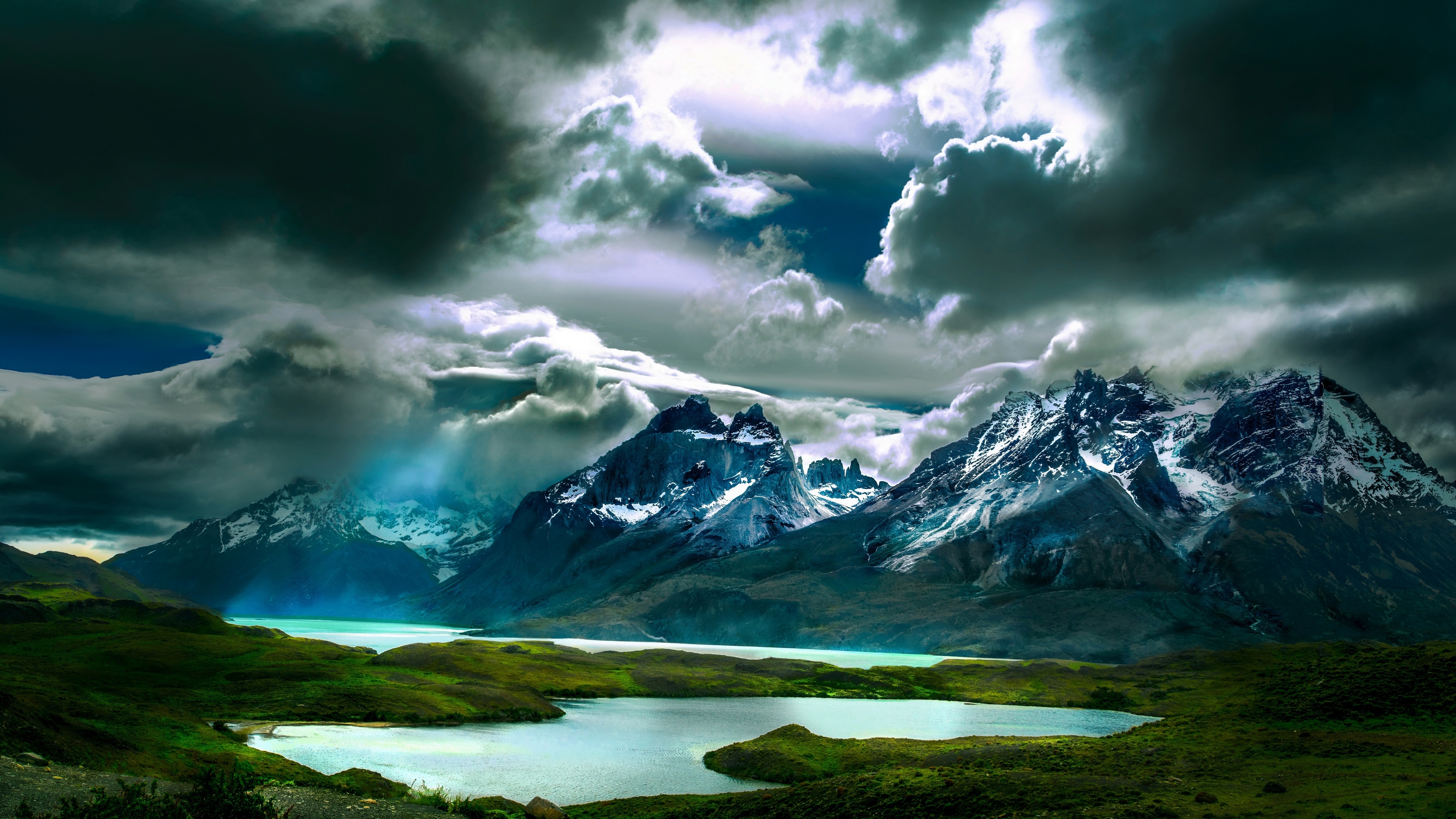 Free photo Lakes in the mountains of Argentina