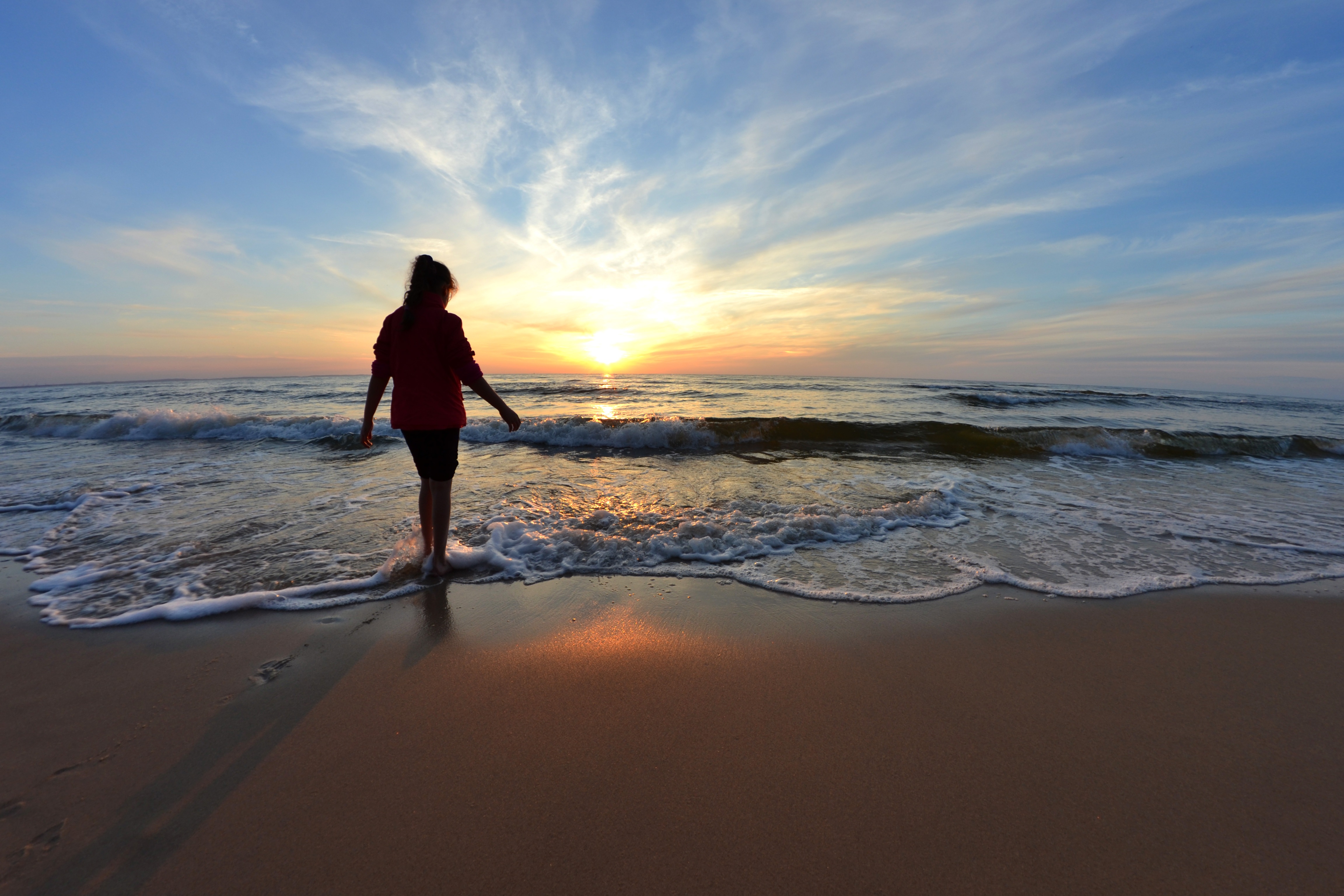 Free photo A girl on the beach during sunset