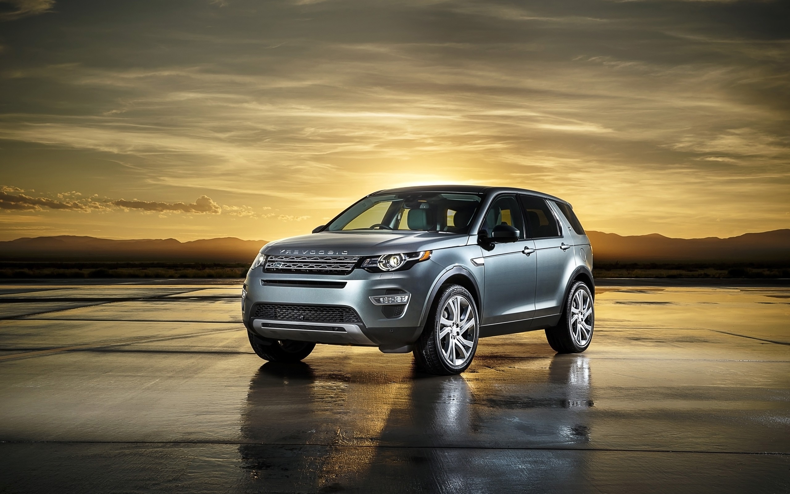 Free photo Gray Land Rover at sunset