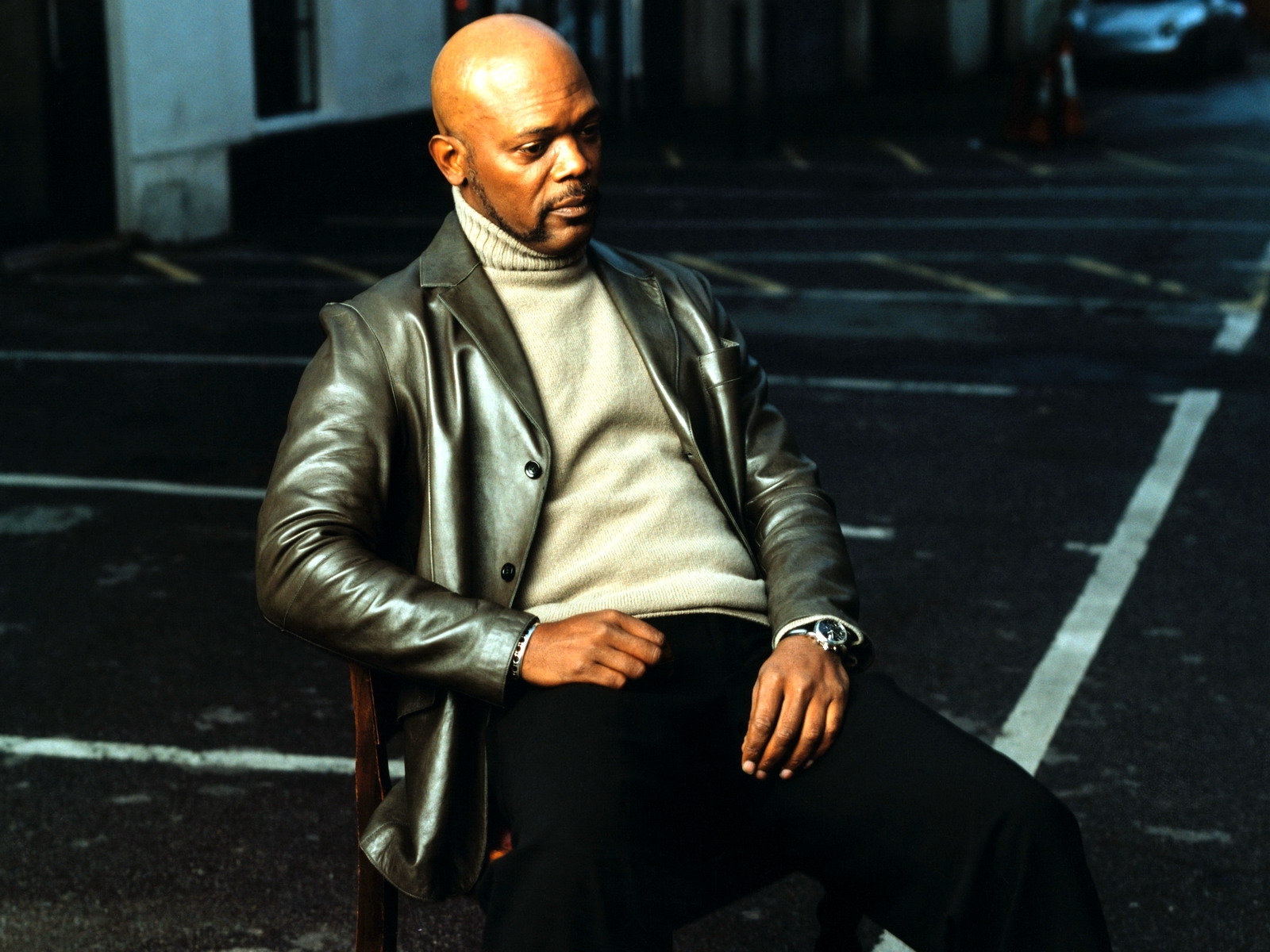 Бесплатное фото Белый мужчина сидит