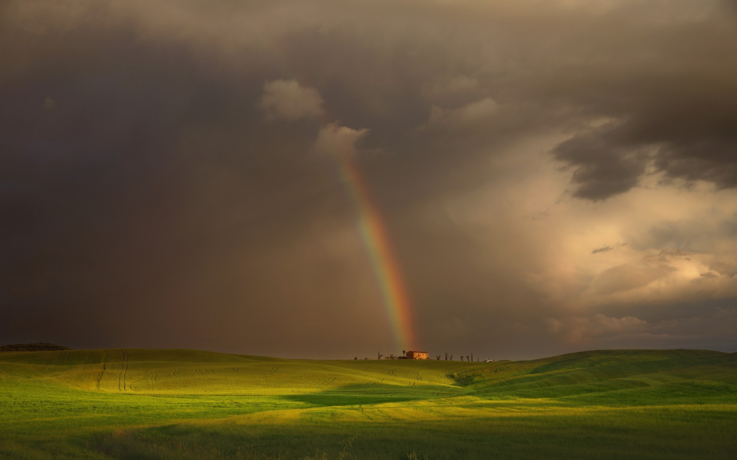 Free photo A rainbow in the sky with black clouds