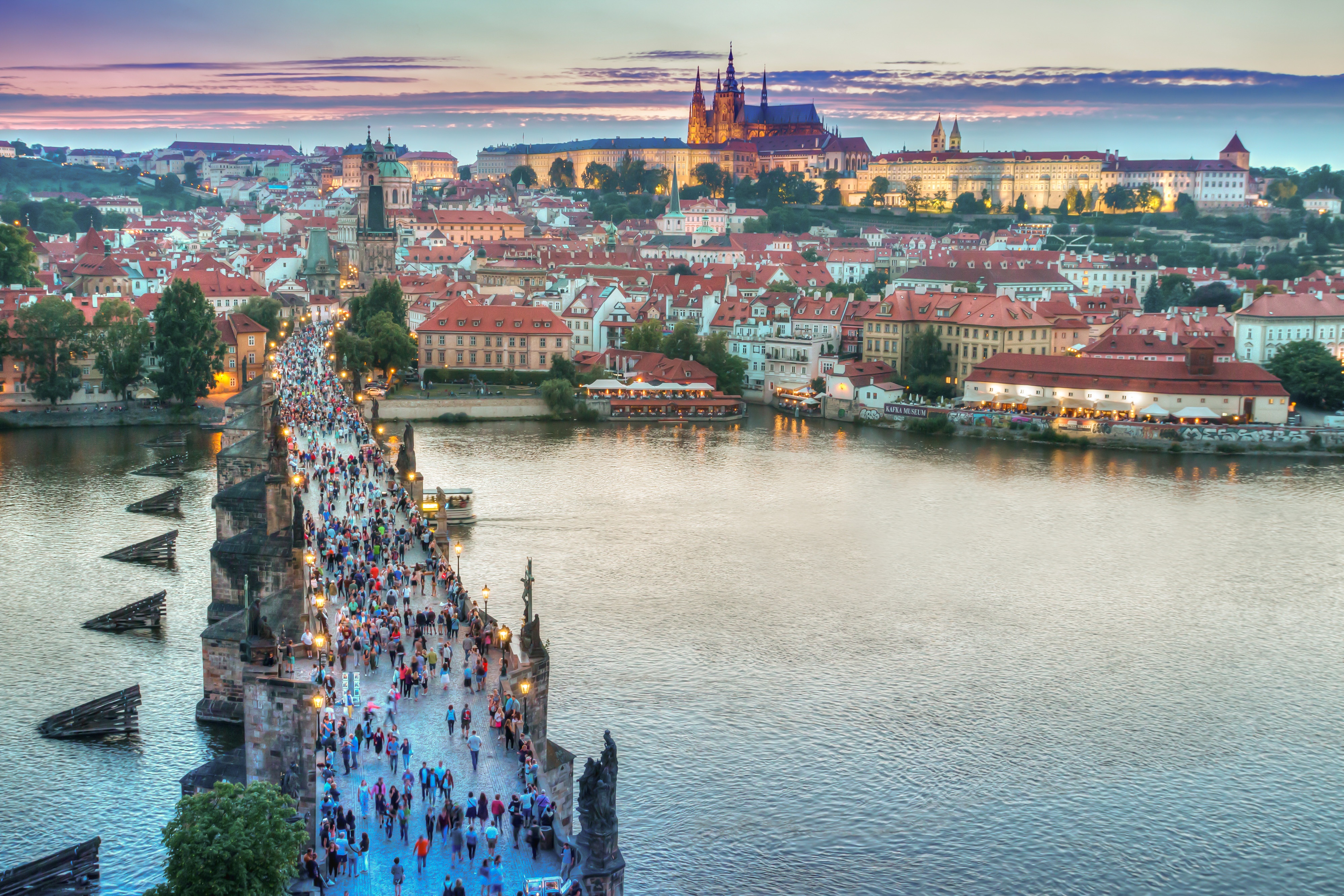 Free photo Pedestrian bridge over the river in Prague