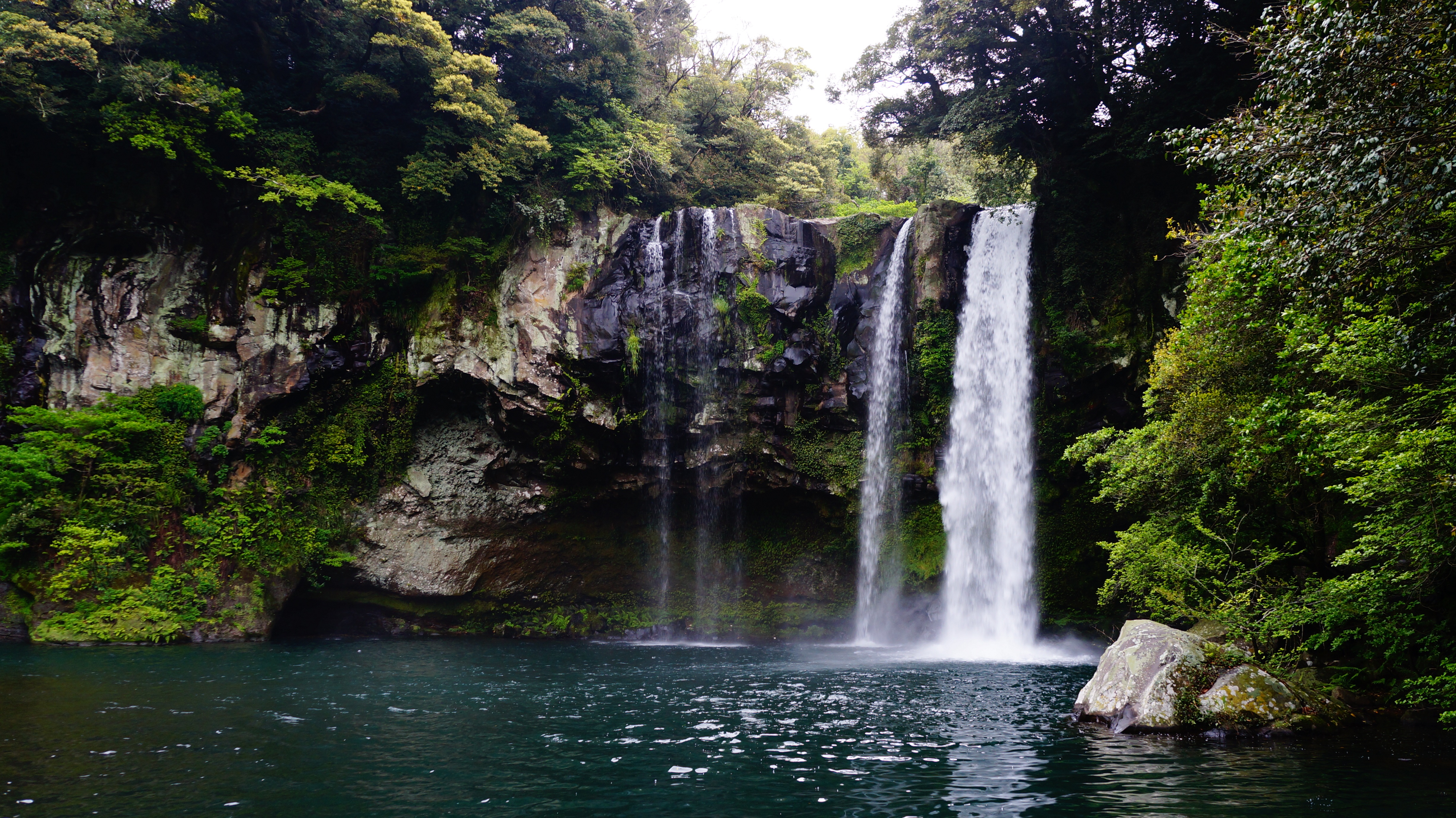 Free photo A waterfall in the jungle on a hot day