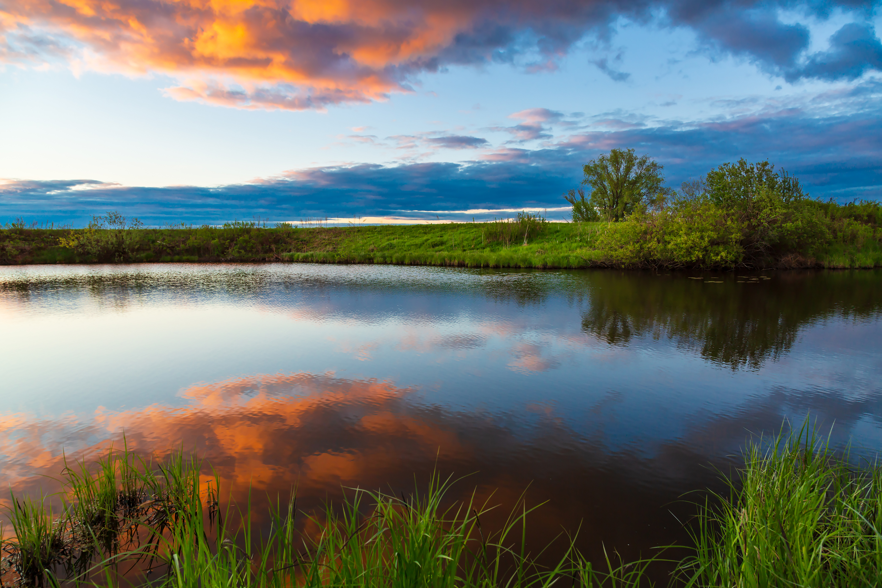 Пейзаж тихого летнего вечера на реке
