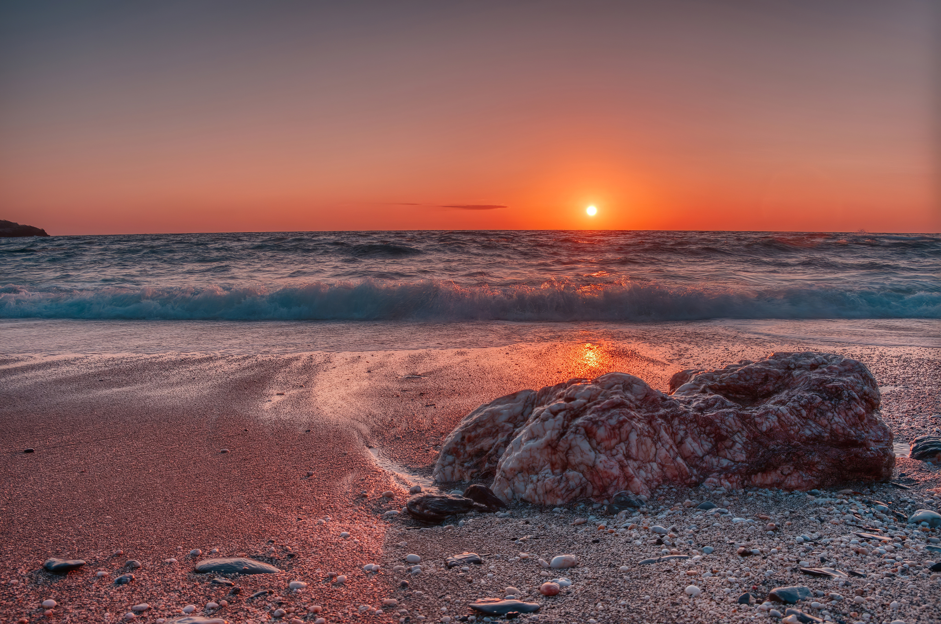 免费照片一幅平静的海上日落图