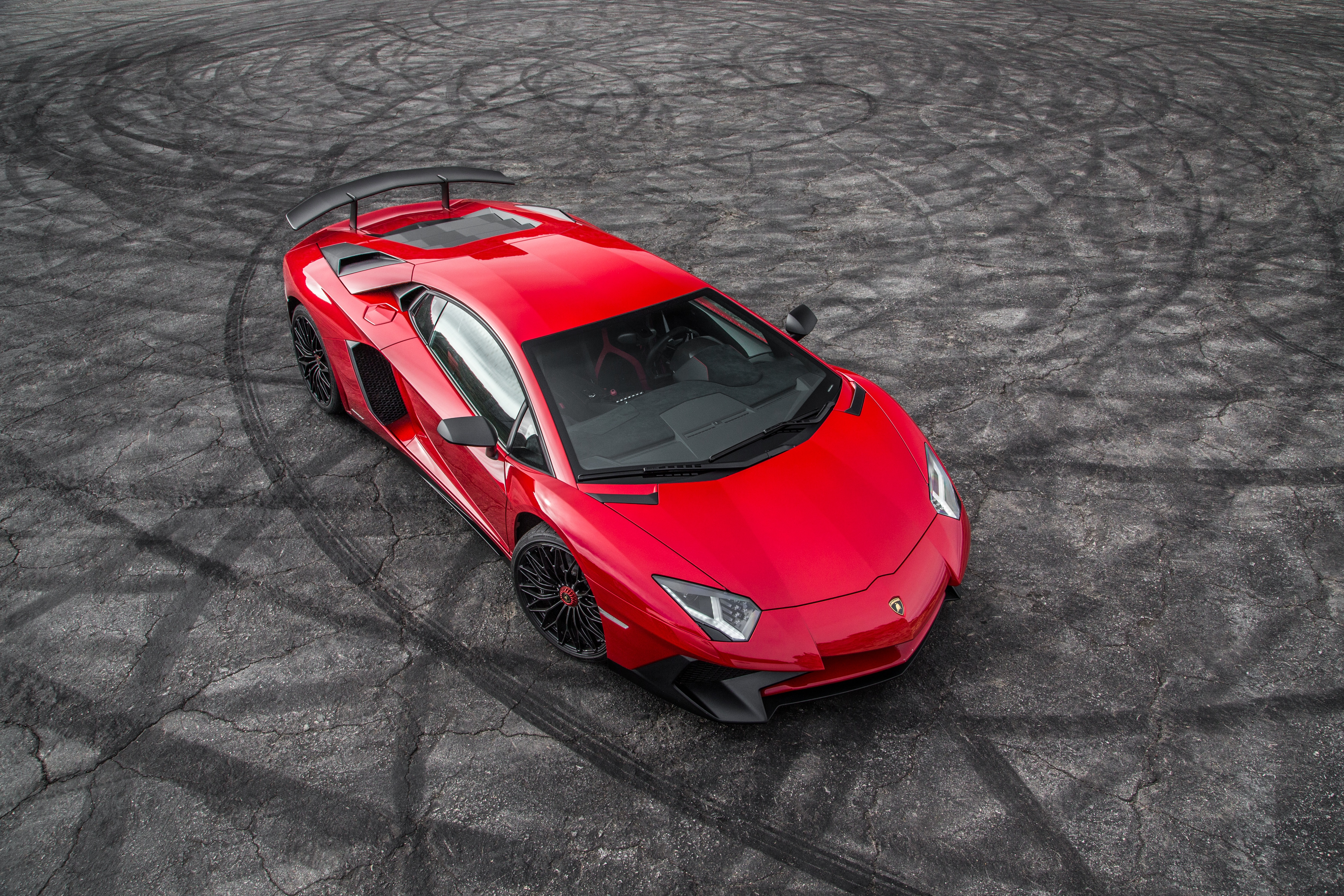 Бесплатное фото Ярко-красный lamborghini aventador сфотографированный сверху