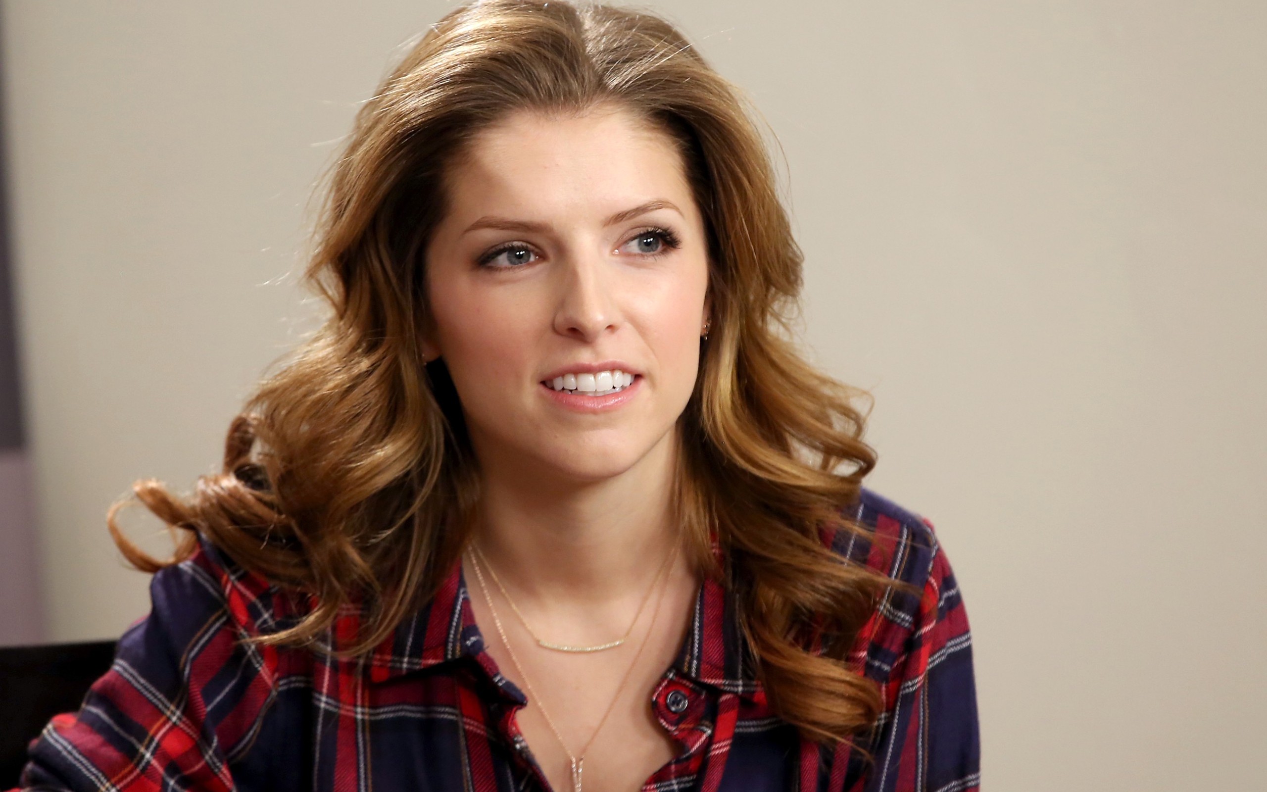 Free photo Anna Kendrick in a plaid shirt.