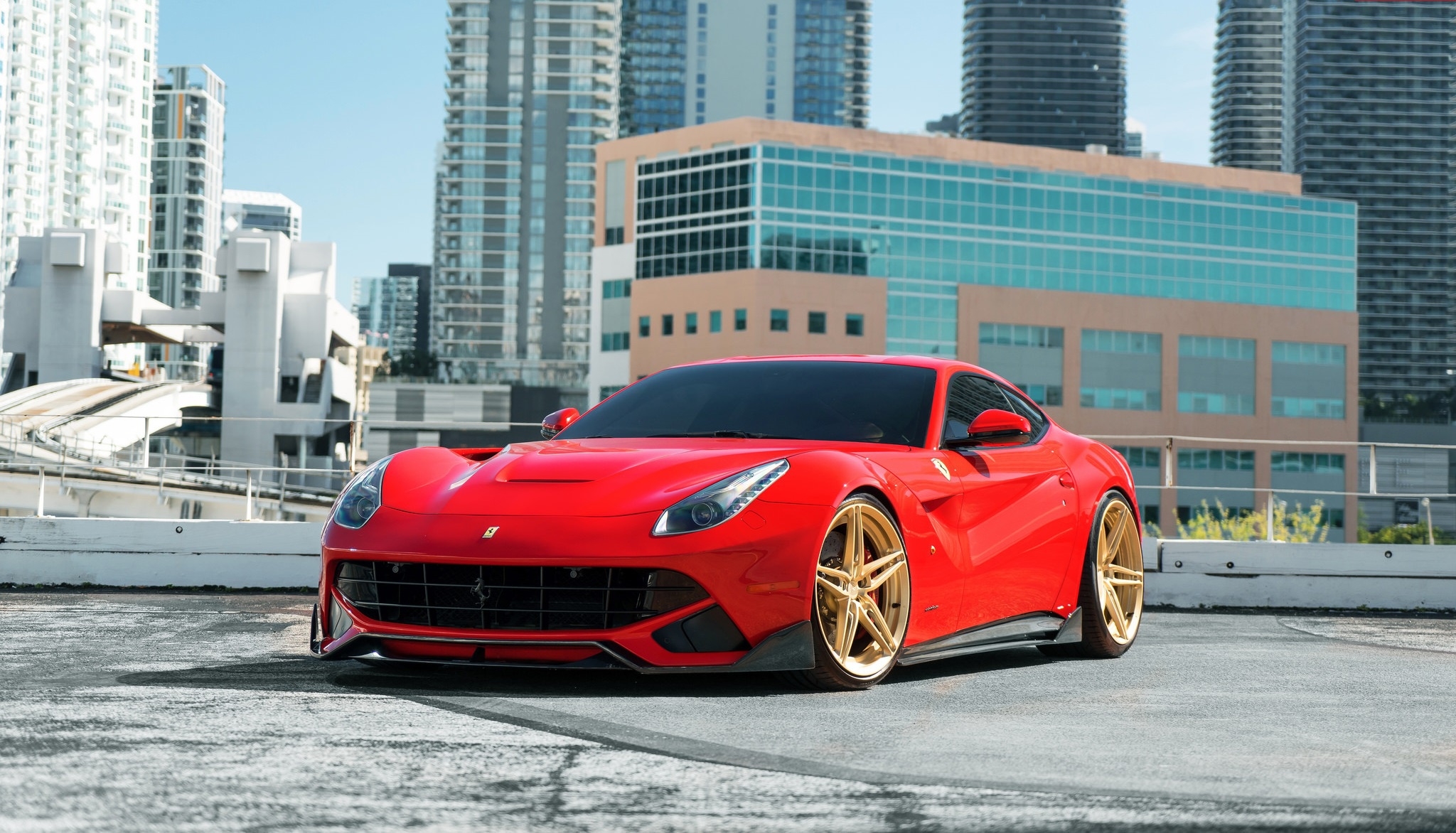 Бесплатное фото Красная ferrari f12 berlinetta на золотых дисках