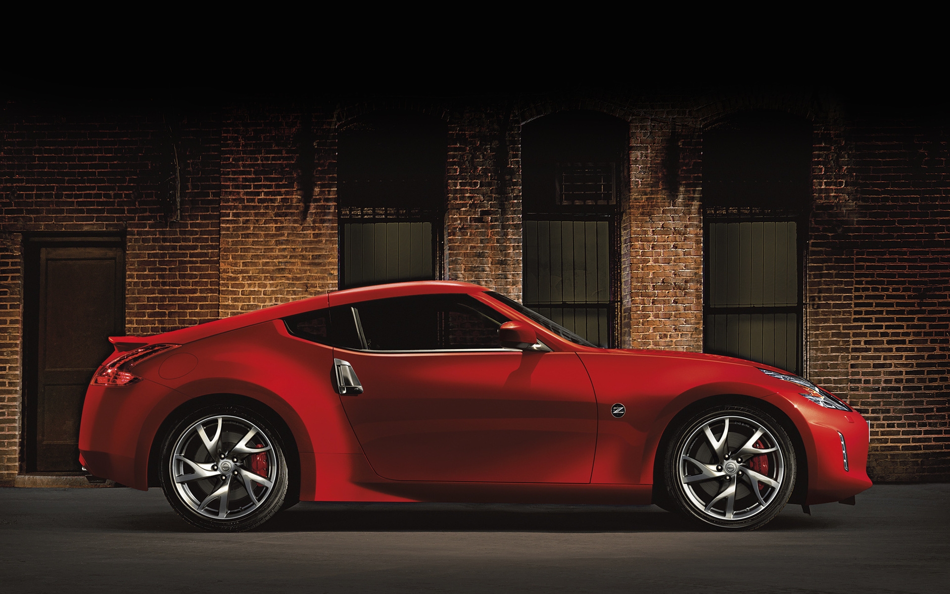 Обои Nissan Z красный фонари на рабочий стол