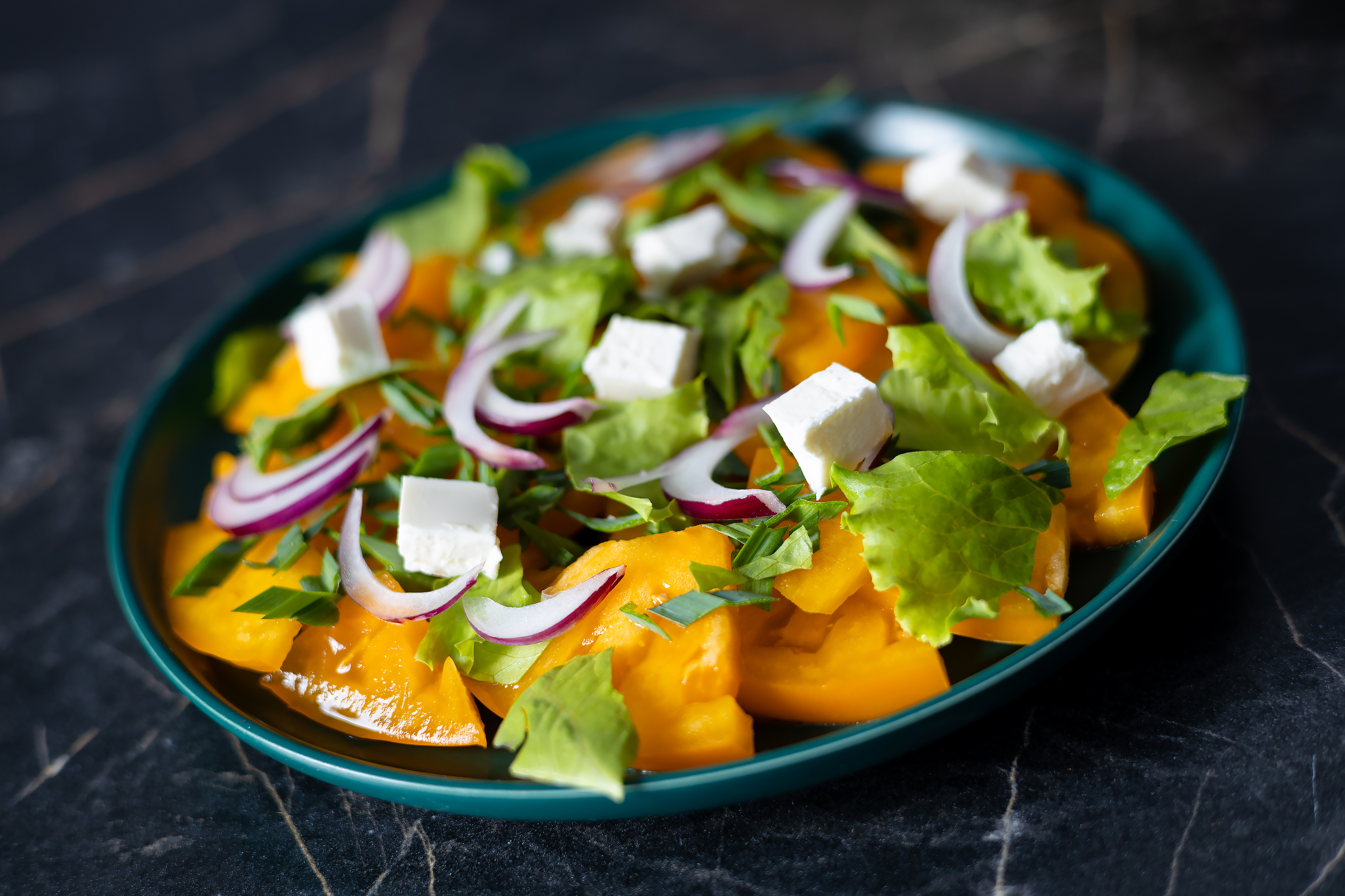 Бесплатное фото Салат из жёлтых помидоров, лука и сыра фетакса