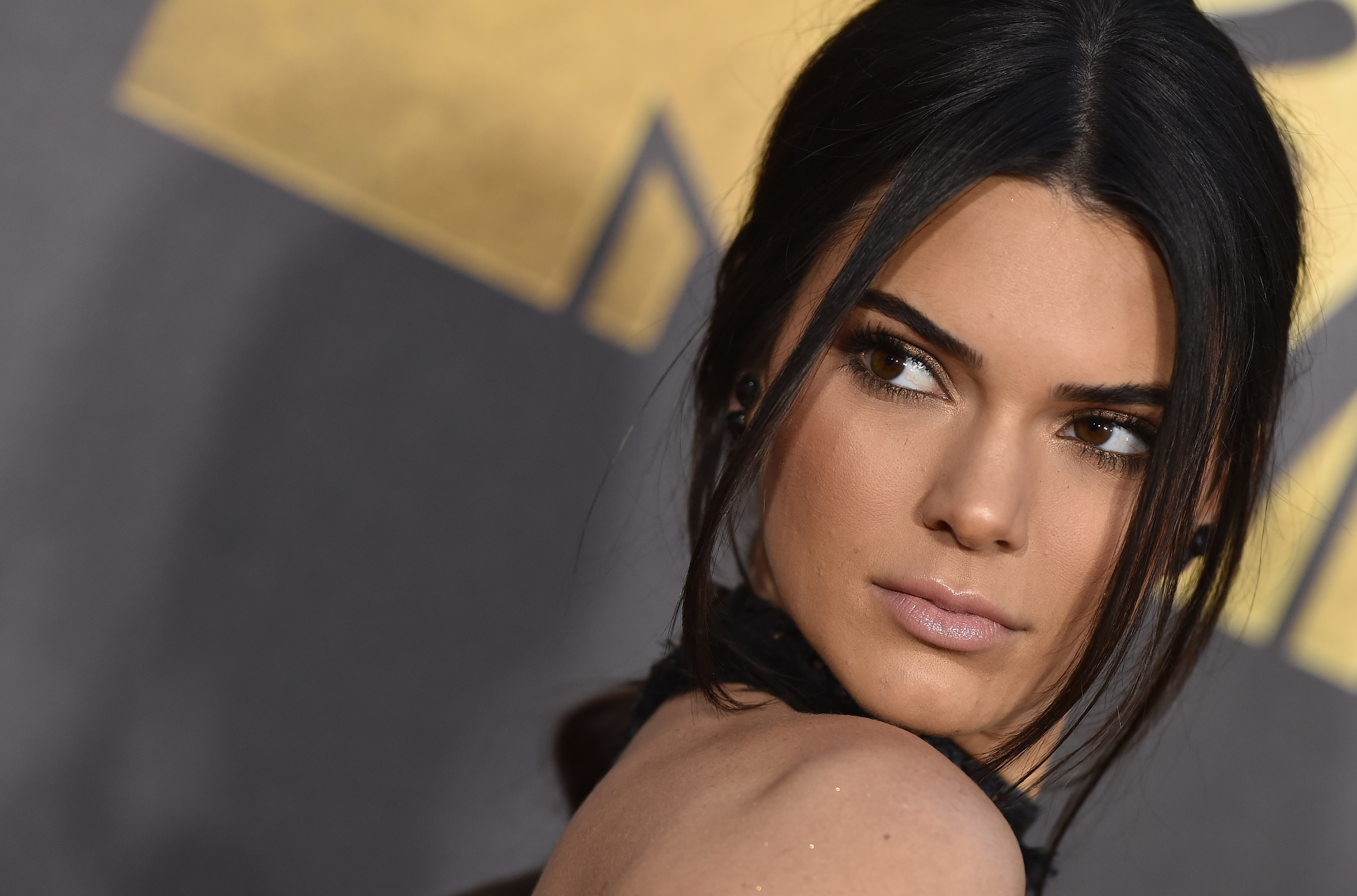 Wallpapers Kendall Jenner brunette turned around on the desktop