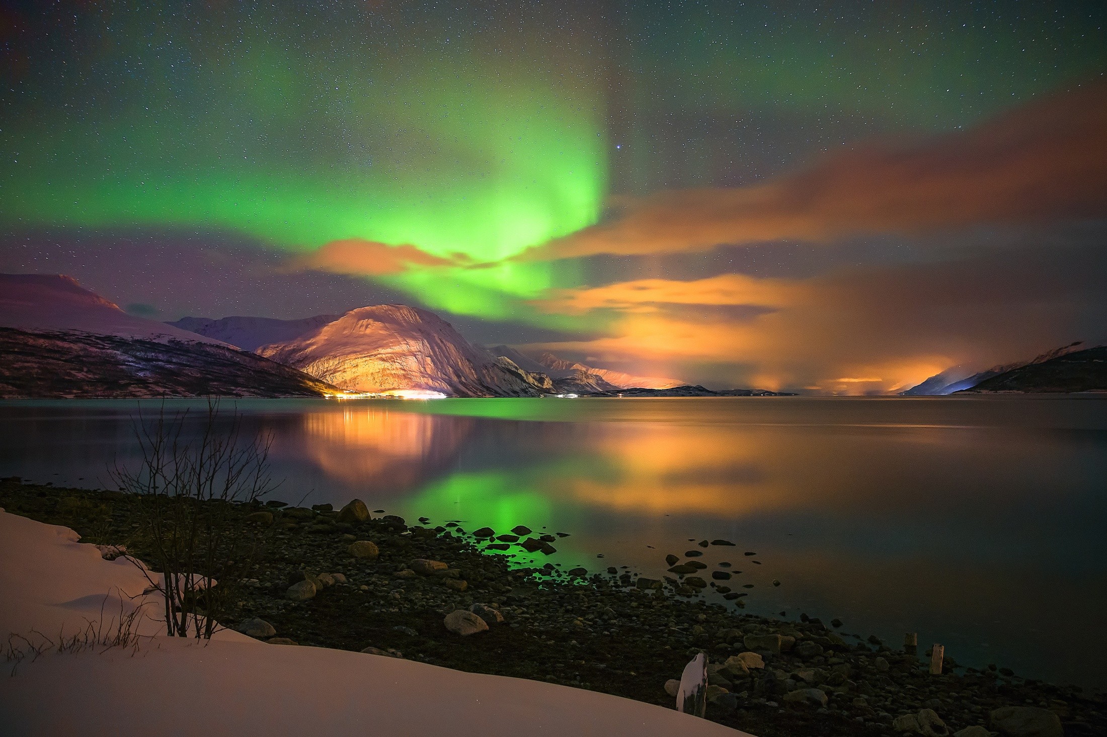 Free photo The northern lights are reflected in the lake