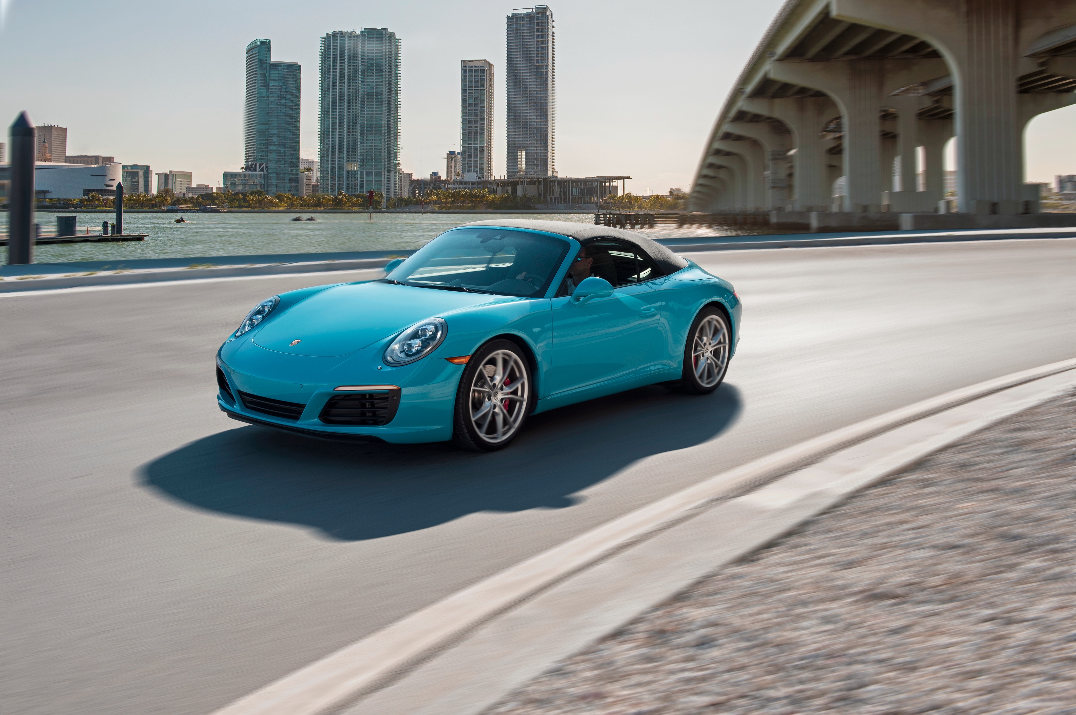 Бесплатное фото Porsche 911 Carrera S голубого цвета