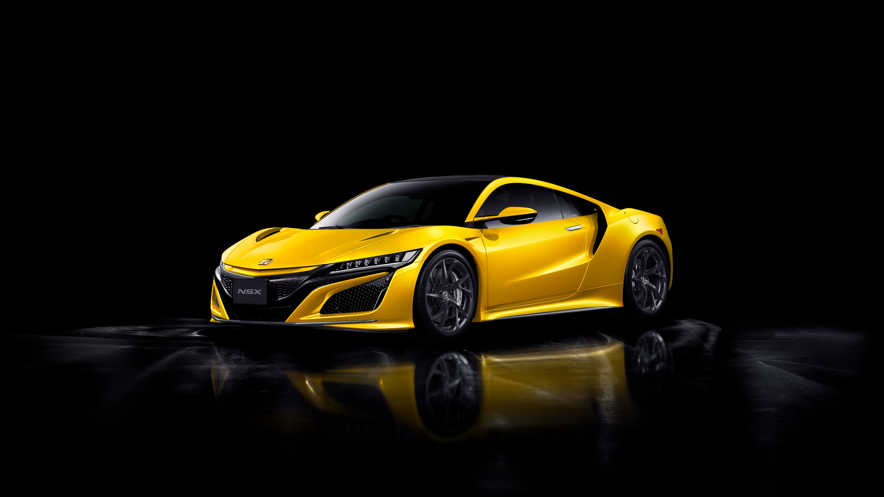 Бесплатное фото Желтая Honda NSX на черном фоне