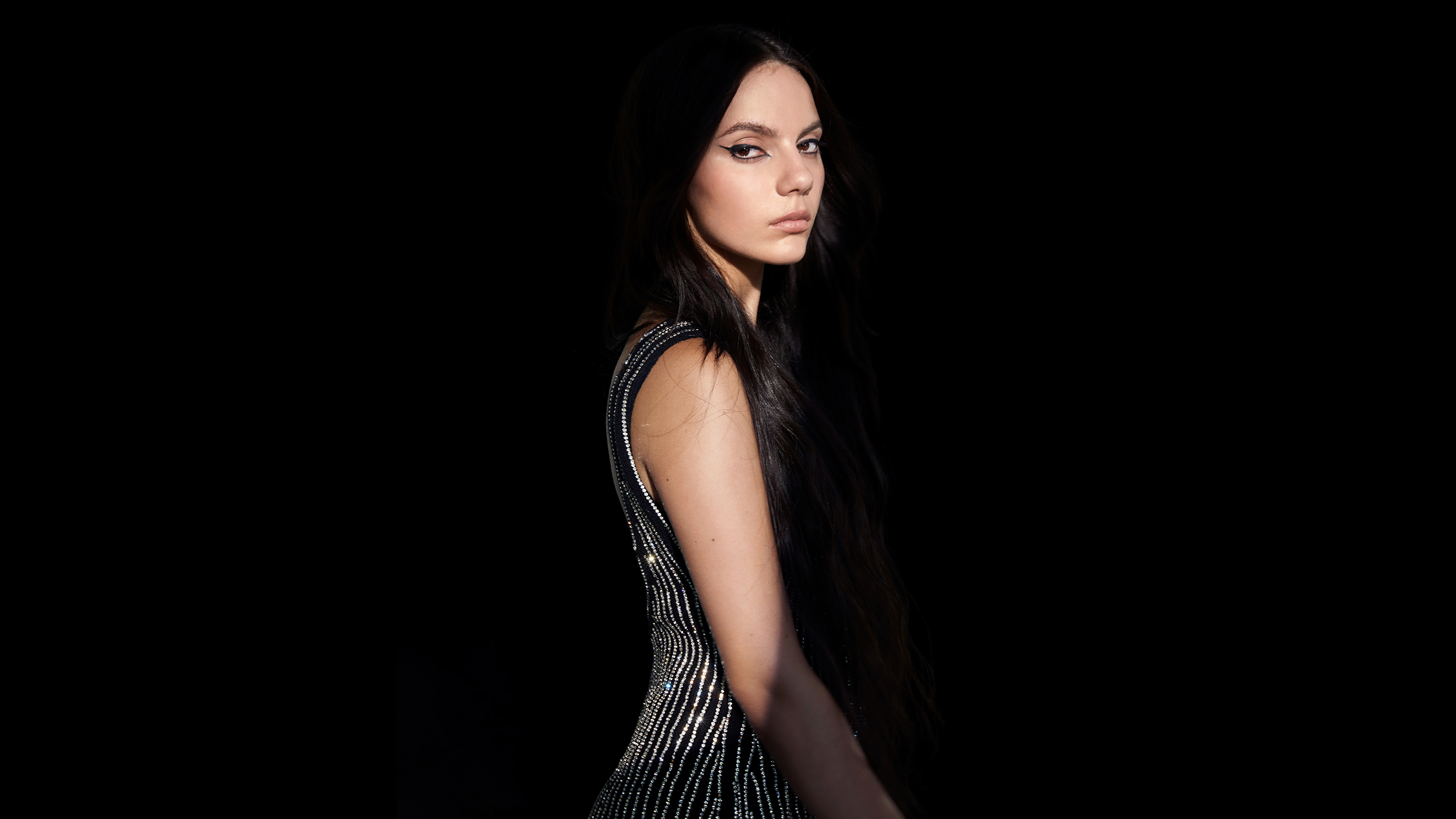 Free photo Brunette in a dress with a suspicious look