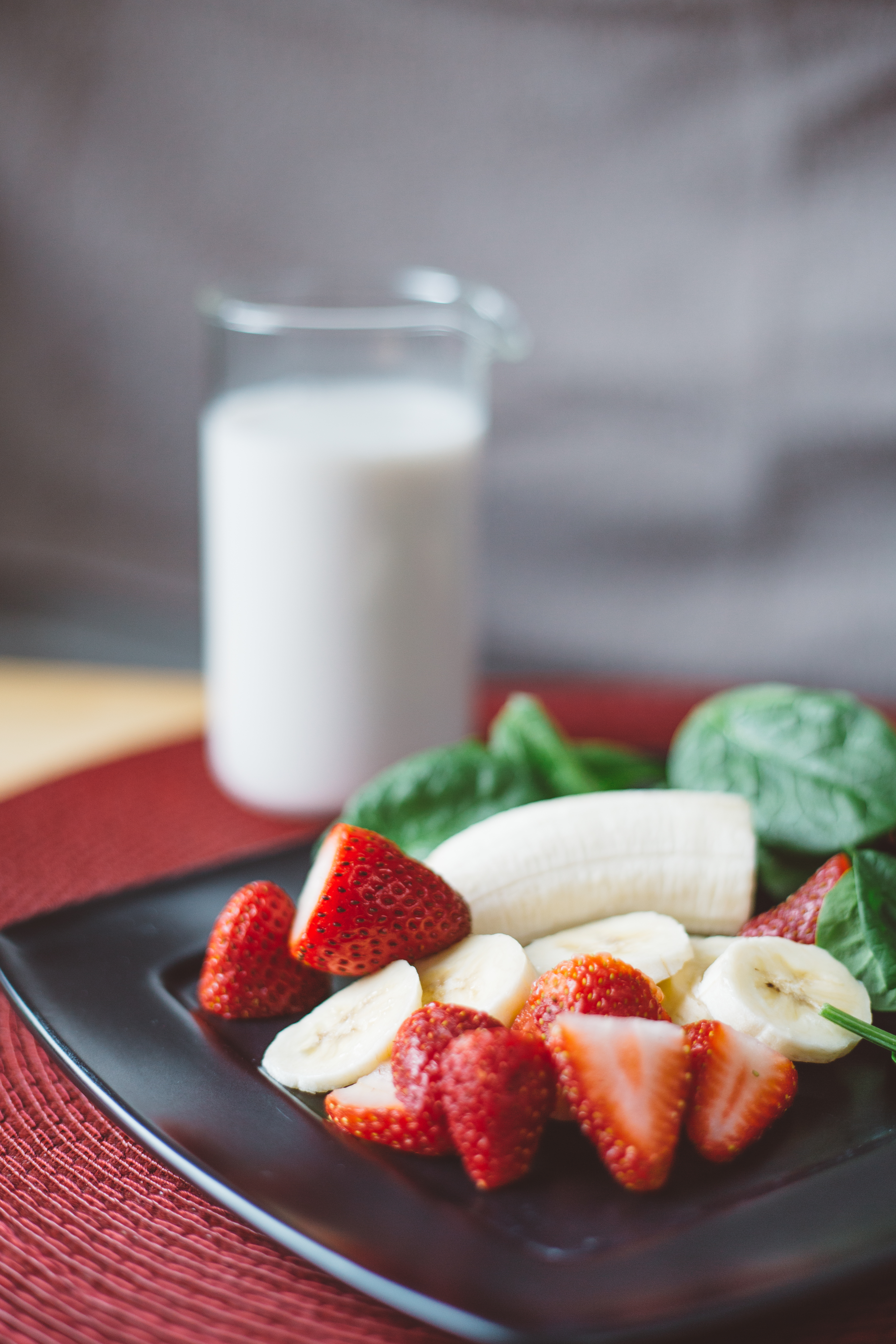 Free photo Strawberries with a glass of milk