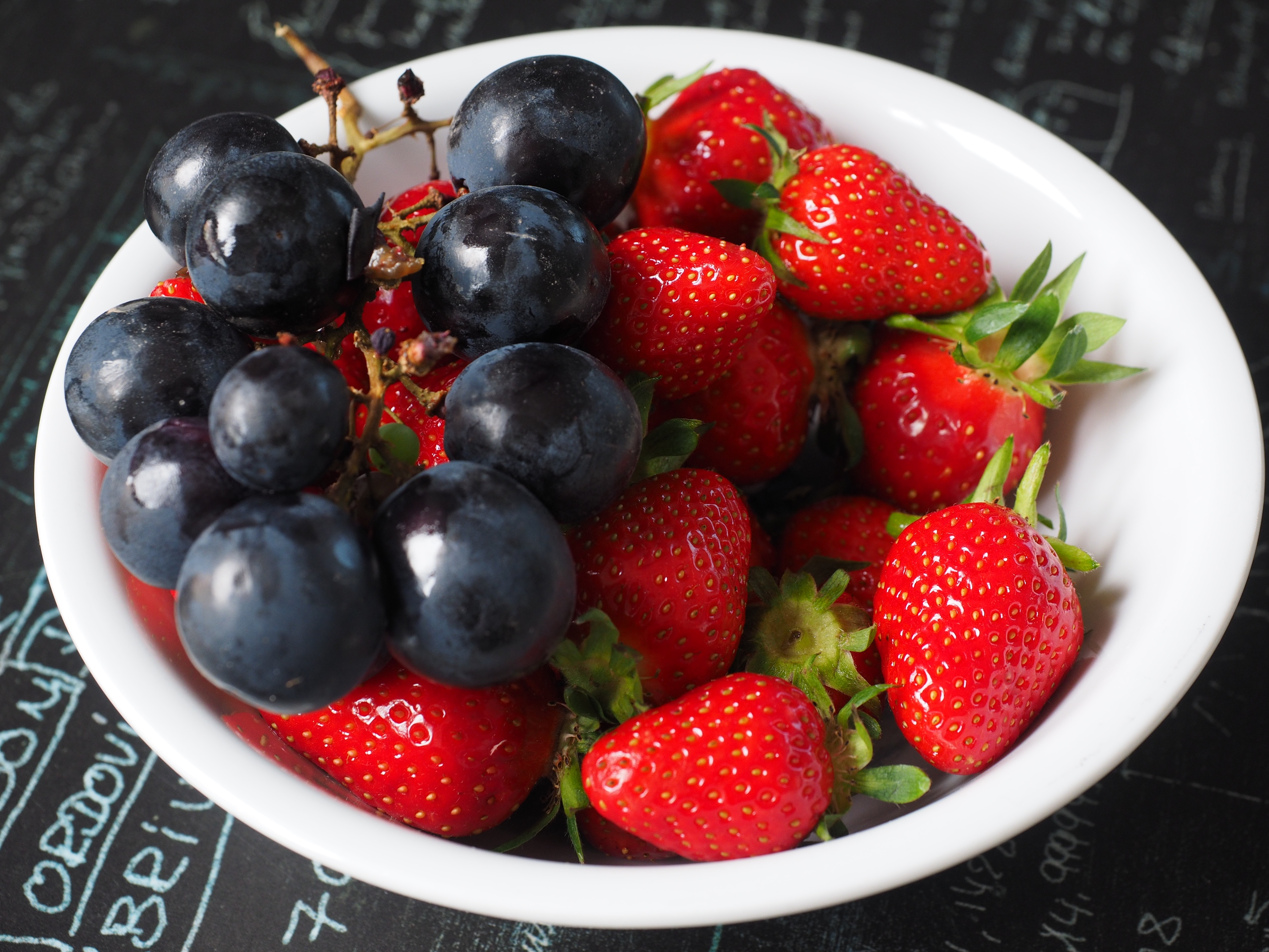 Free photo Deep dish with strawberries and plums