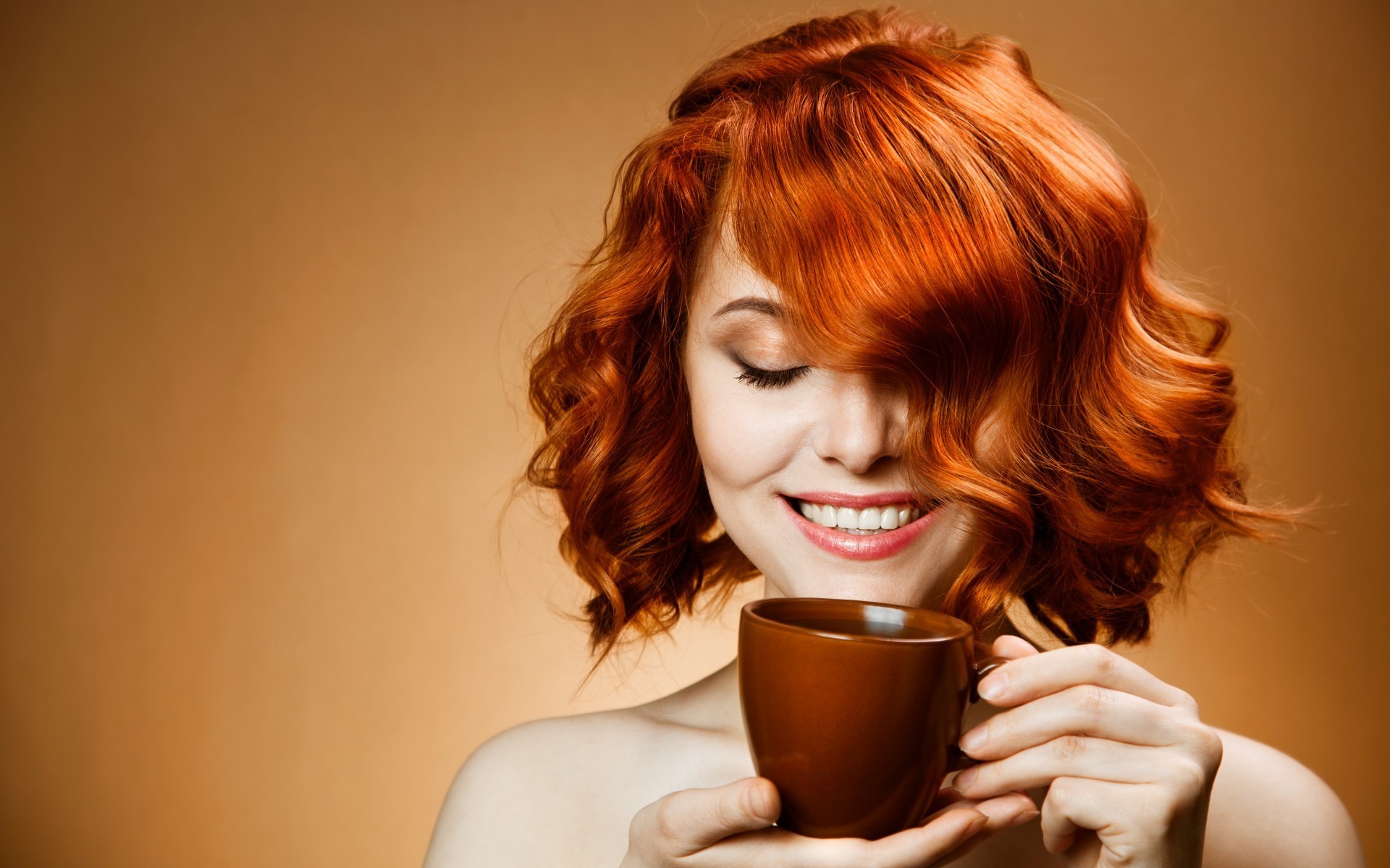 免费照片红发女孩与一杯咖啡。