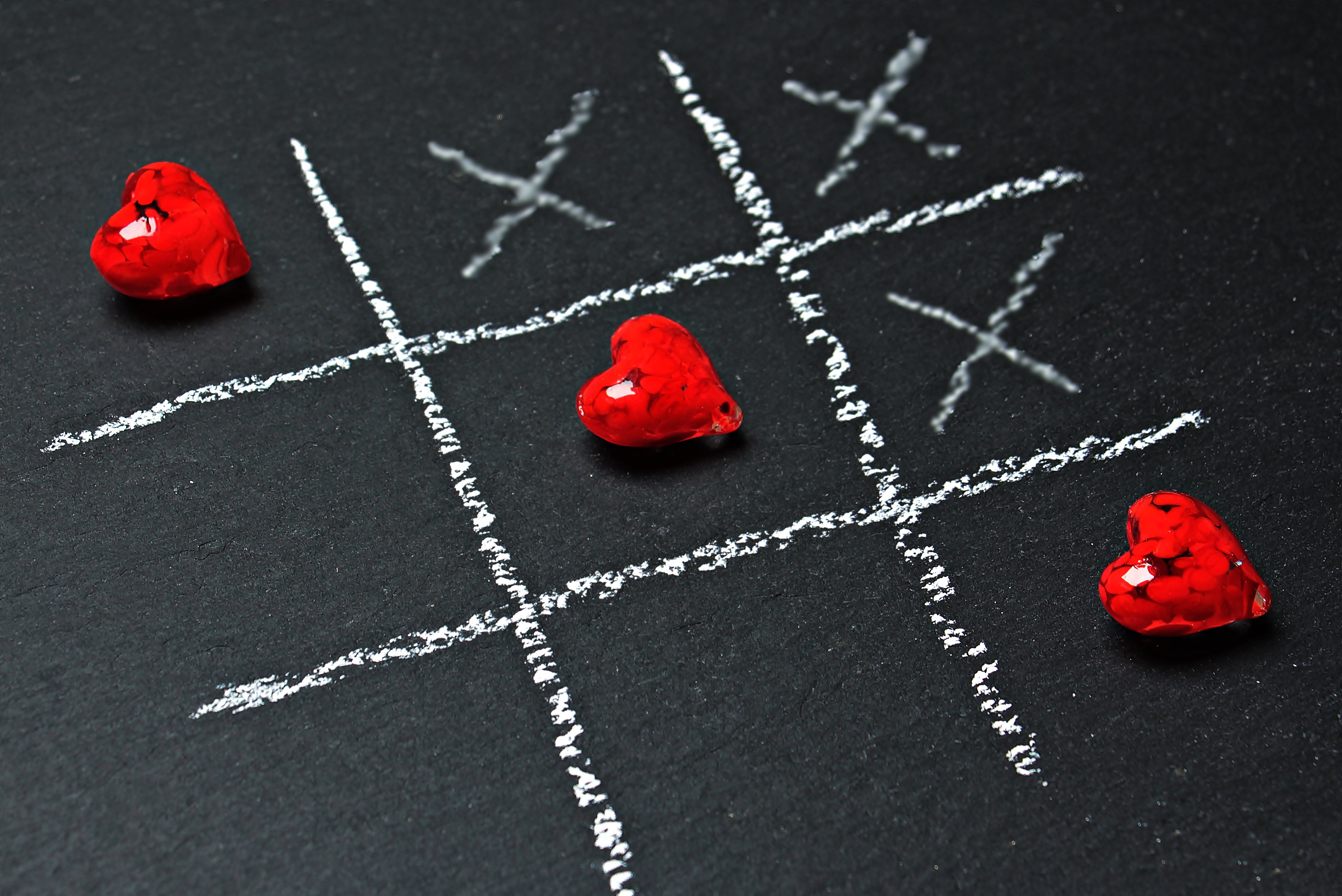 Бесплатное фото Игра крестики нолики только вместо ноликов сердечки
