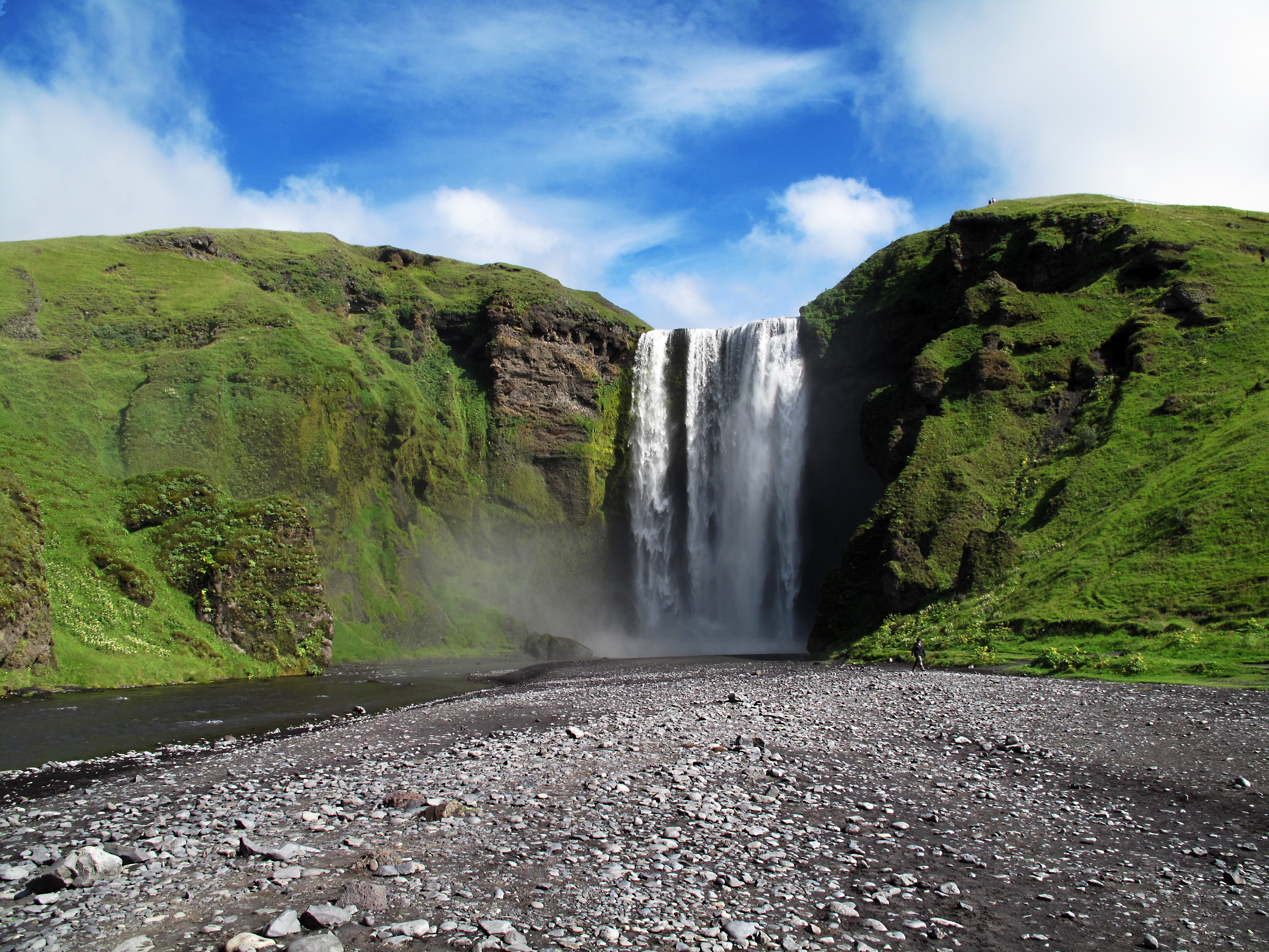 Wallpapers stream spray landscape on the desktop