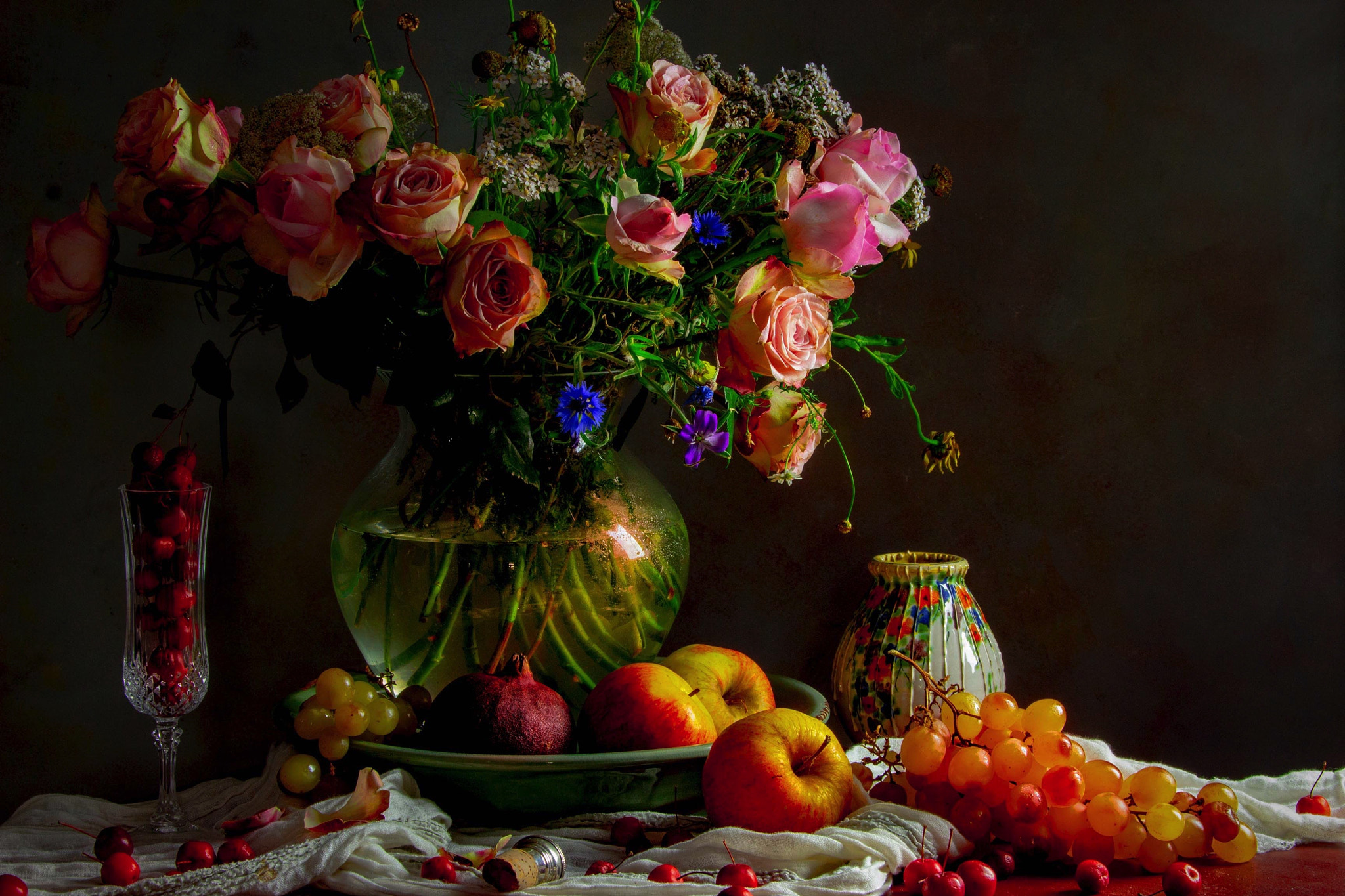 桌面上的壁纸玫瑰 鲜花 水果