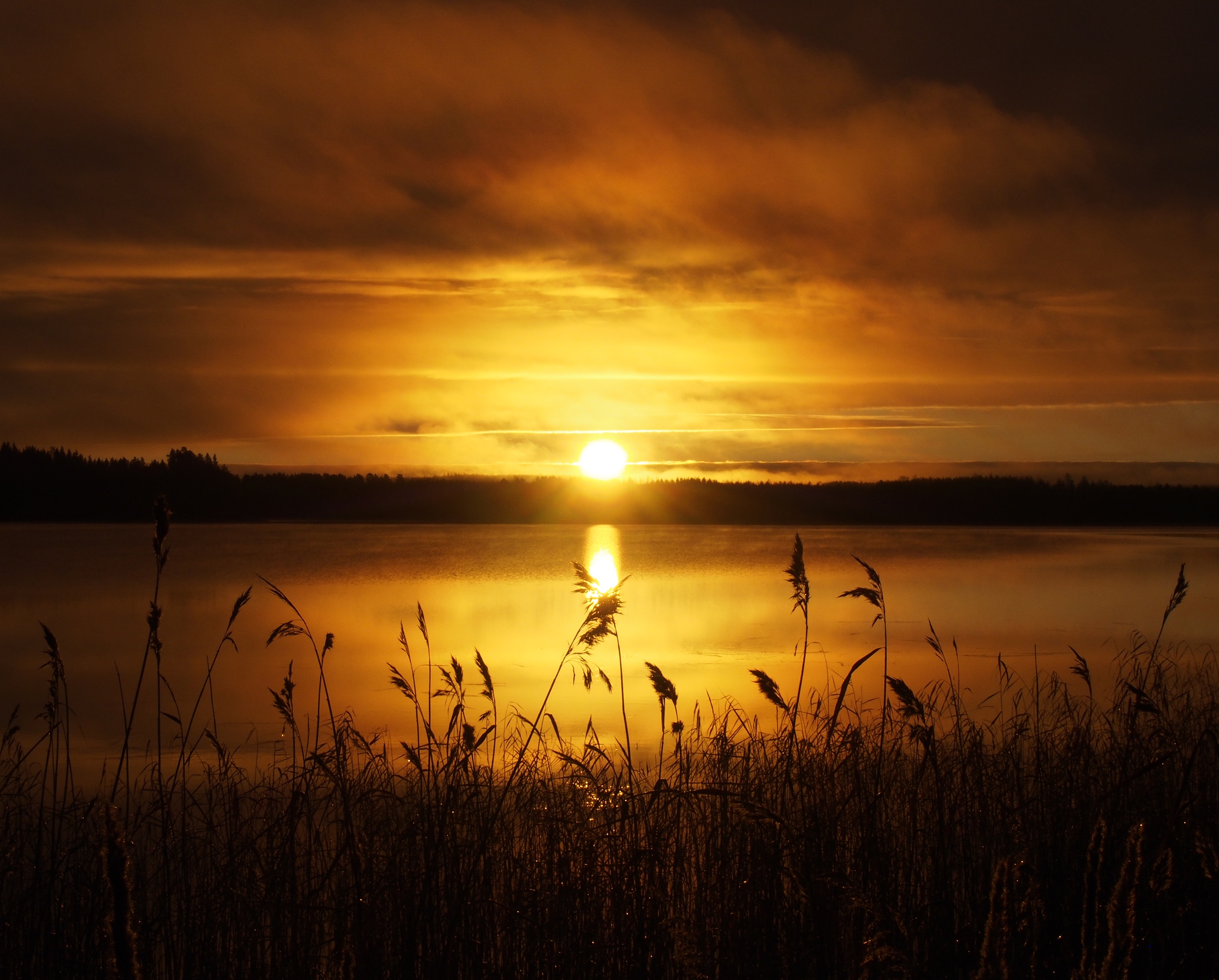 湖面上色彩斑斓的夕阳