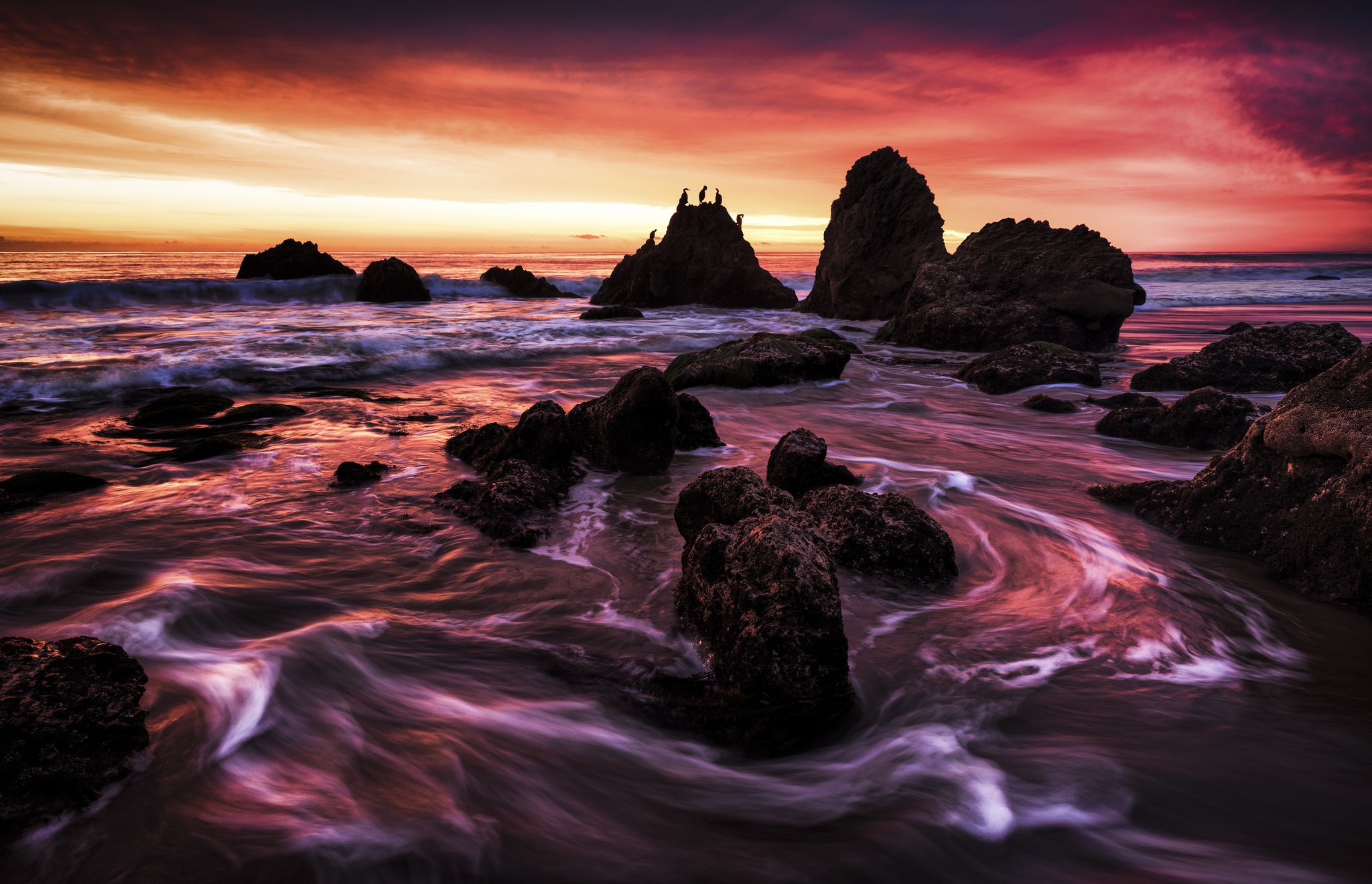 Free photo The sea waves crash against the rocks on the shore