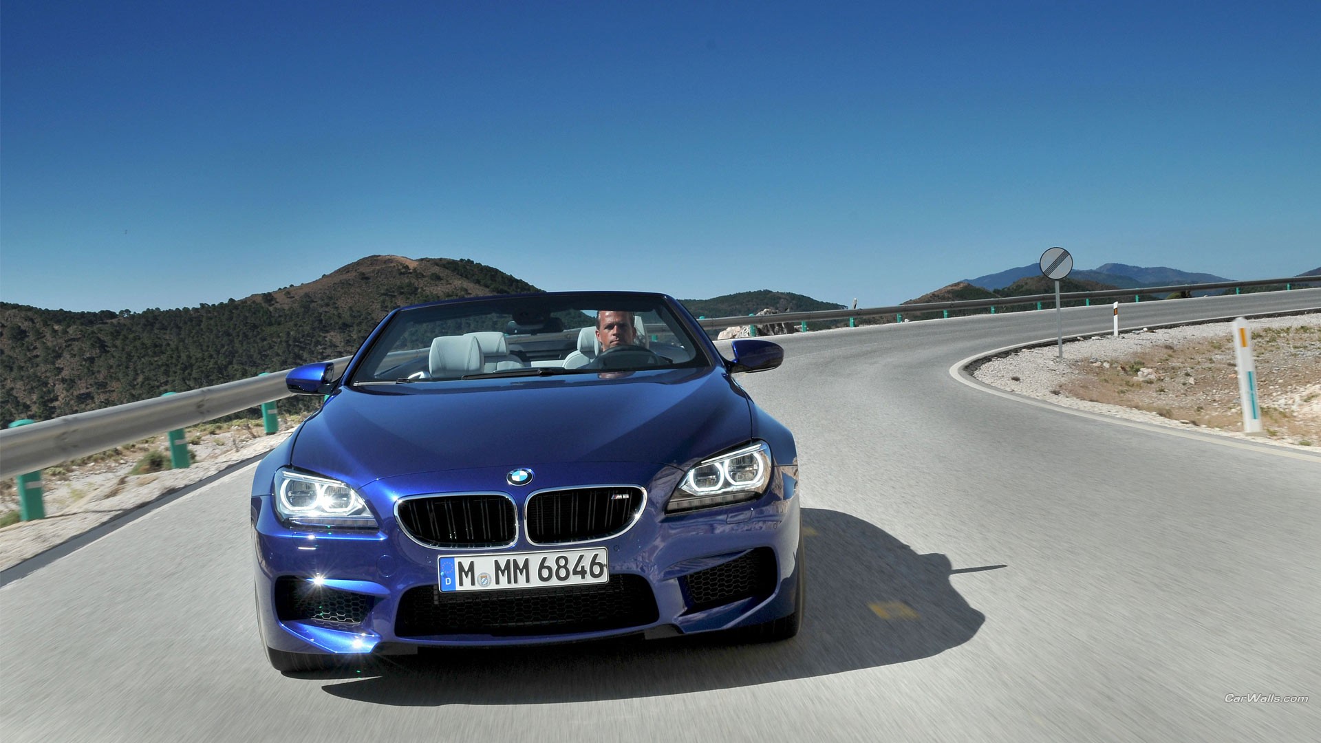 Бесплатное фото Синий BMW M6 Кабриолет на горном серпантине