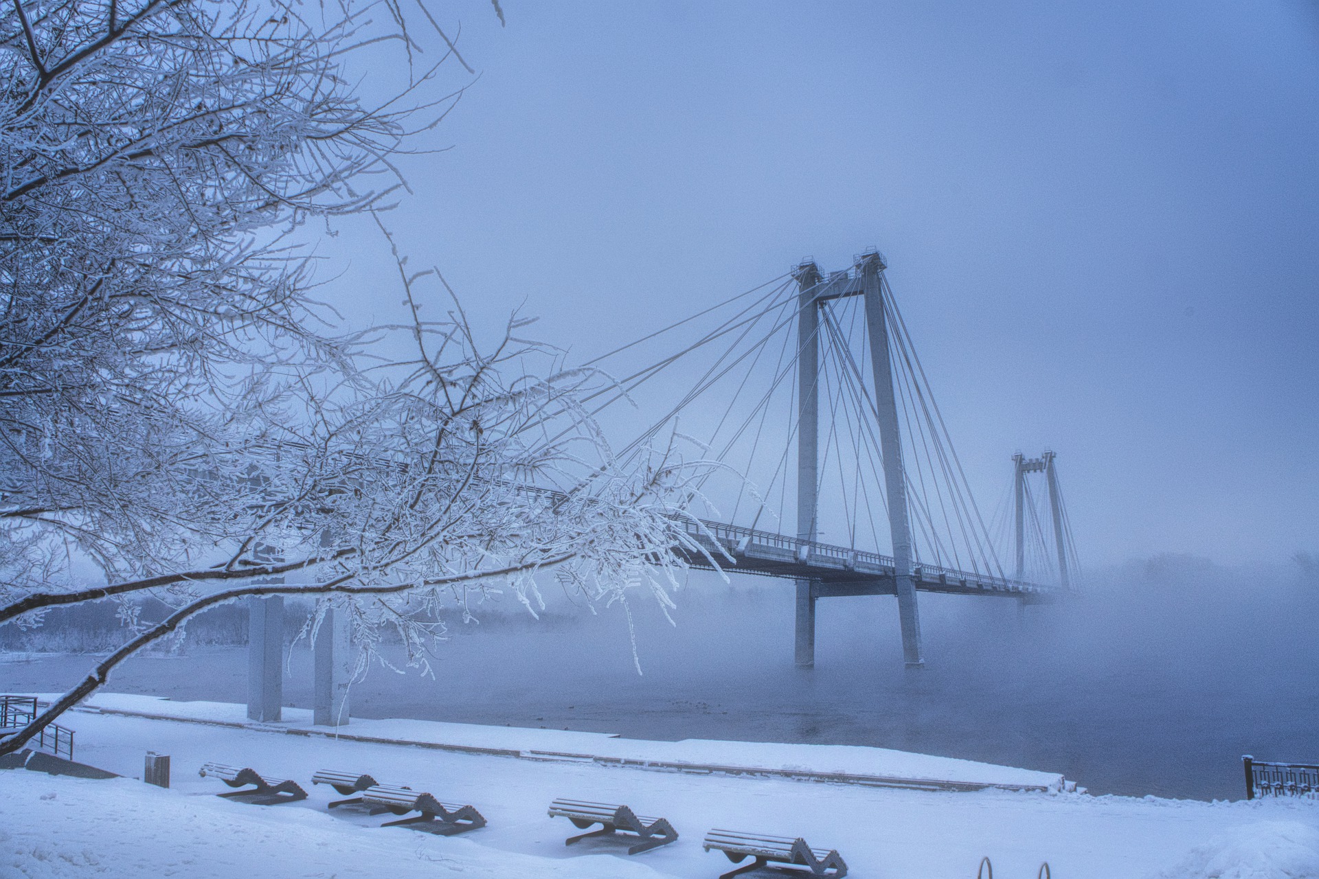 免费照片寒冬腊月的海面上的一座大桥