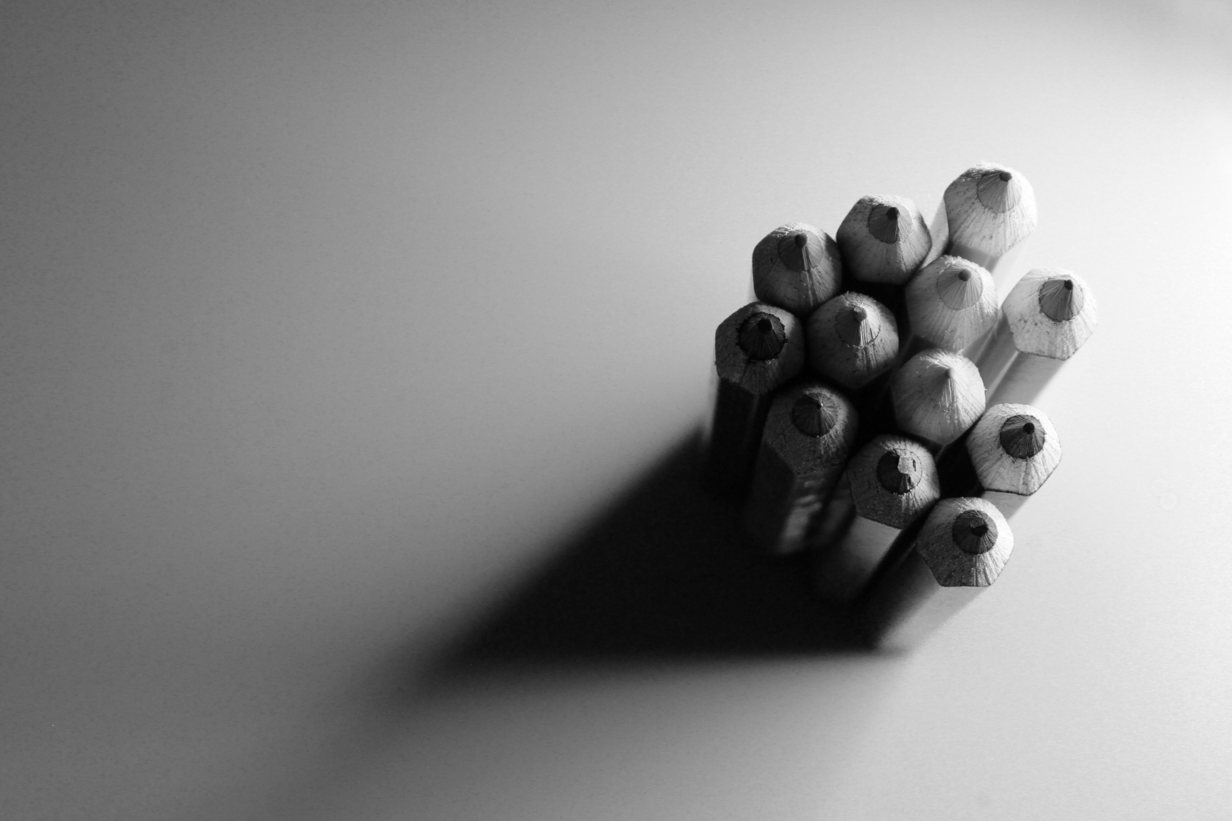 Бесплатное фото Карандаши на черно-белом фото