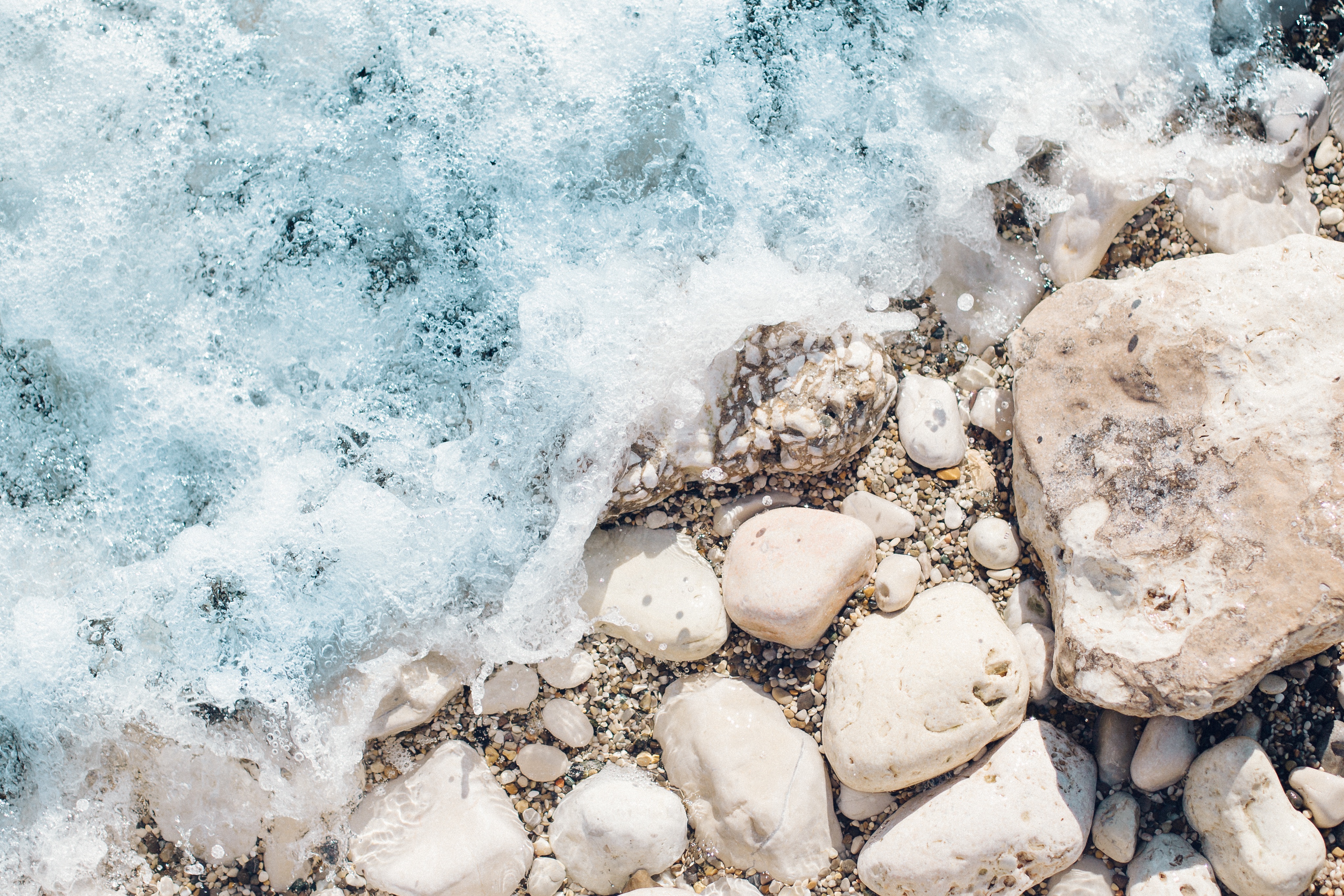免费照片海浪冲刷着岸边的岩石